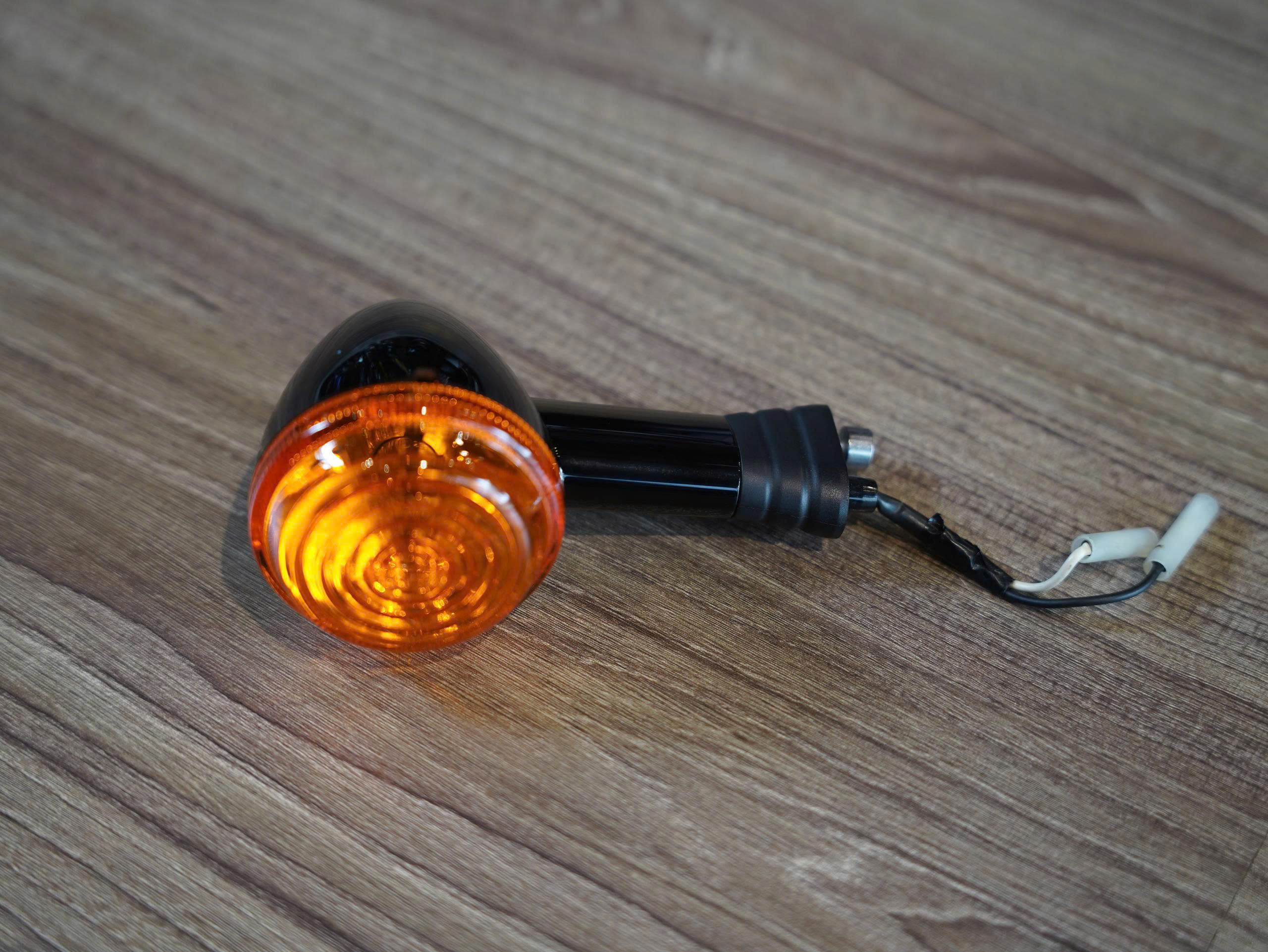 Xi nhan sau bên phải zin Triumph T100/T120 màu đen - 466 KG