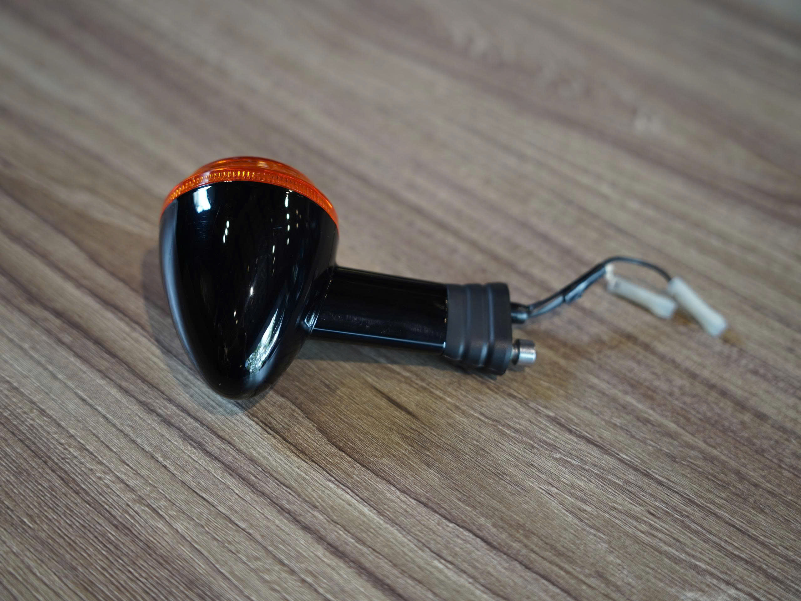 Xi nhan sau bên phải zin Triumph T100/T120 màu đen - 466 KG