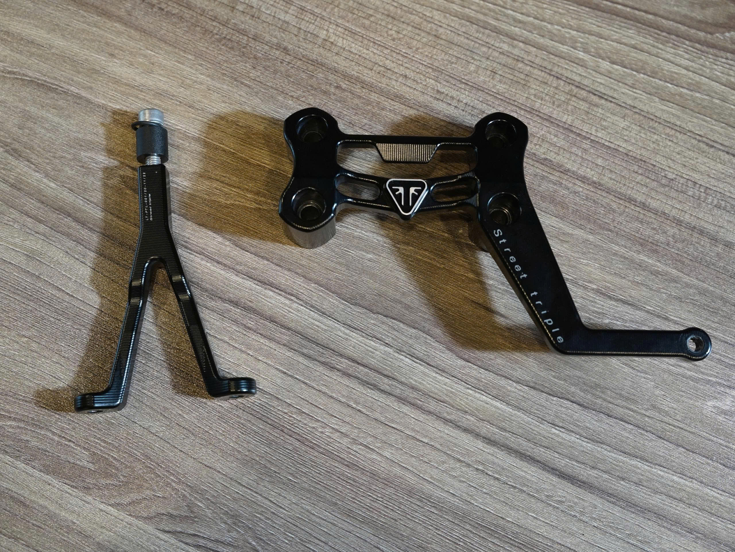 Pát trợ lực CNC cho Triumph Street Triple - 490