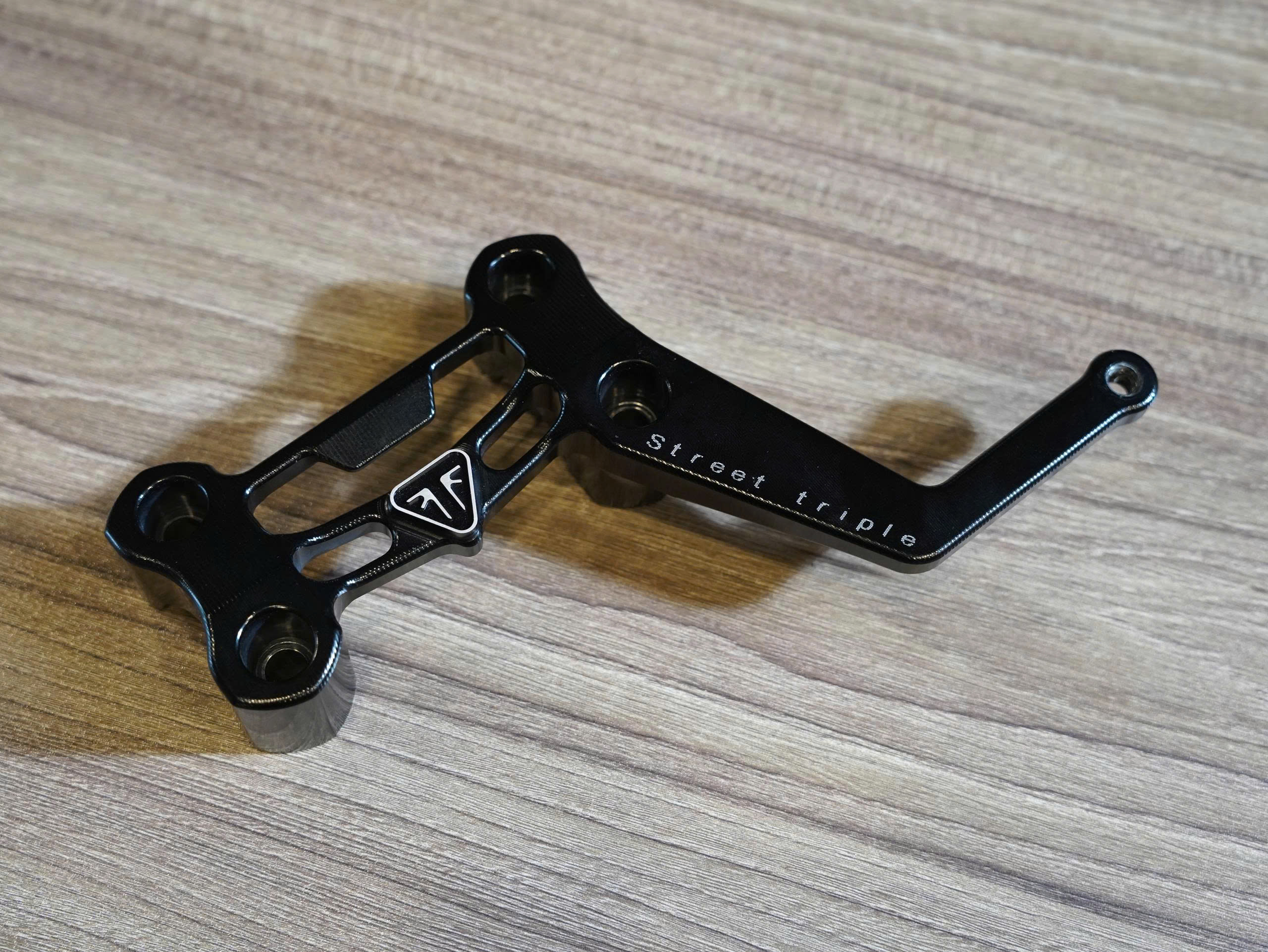 Pát trợ lực CNC cho Triumph Street Triple - 490