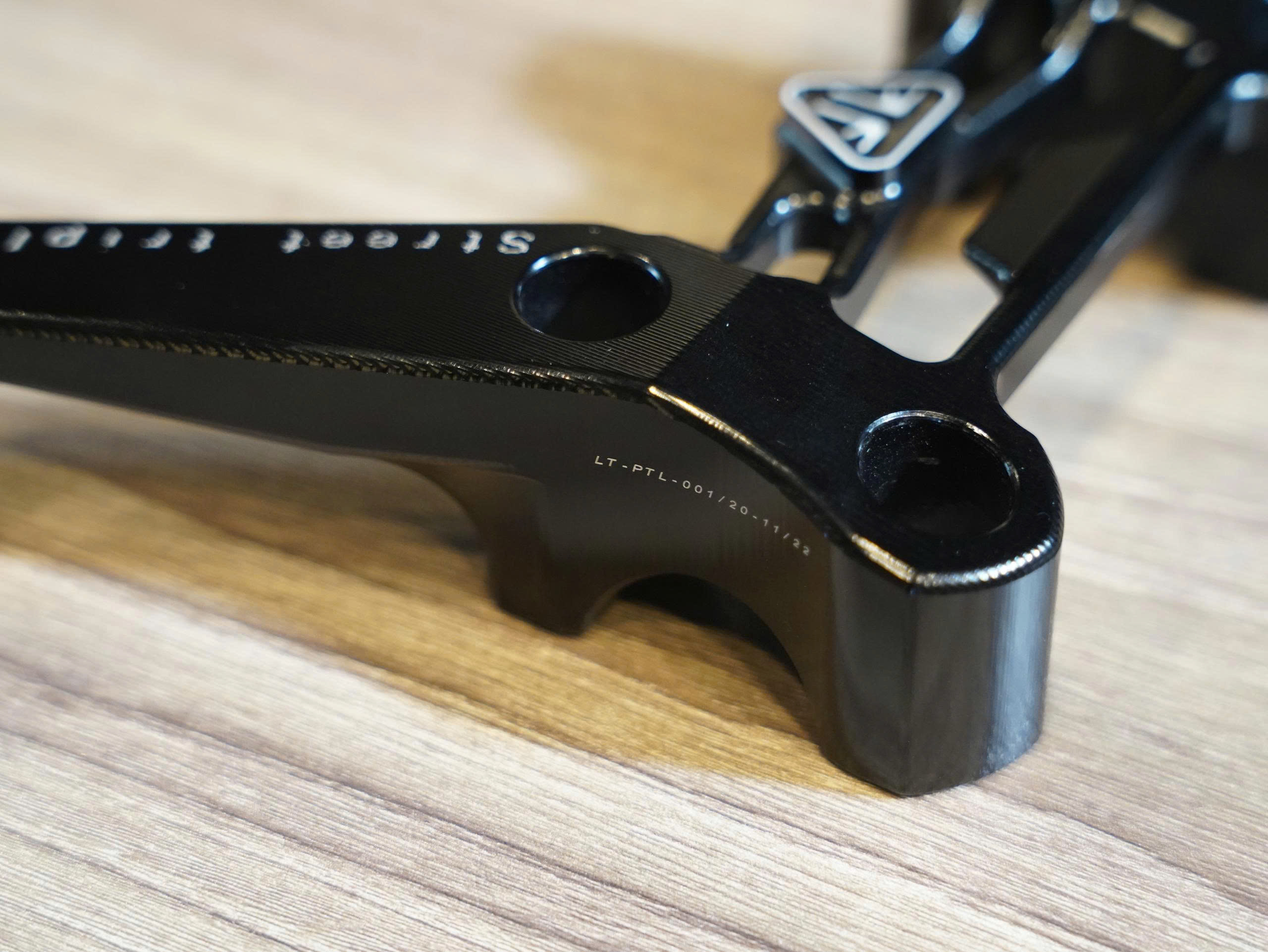 Pát trợ lực CNC cho Triumph Street Triple - 490