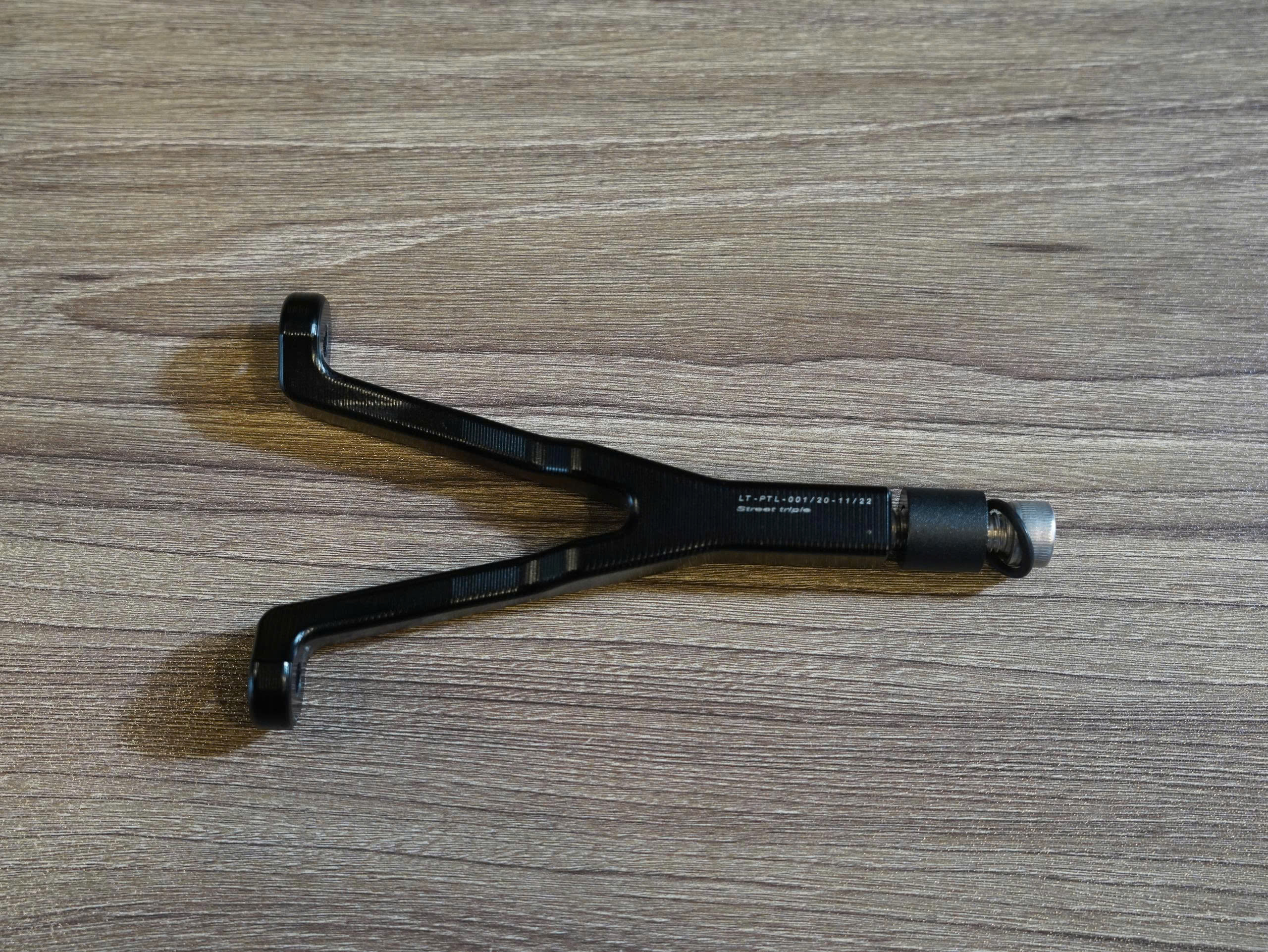 Pát trợ lực CNC cho Triumph Street Triple - 490