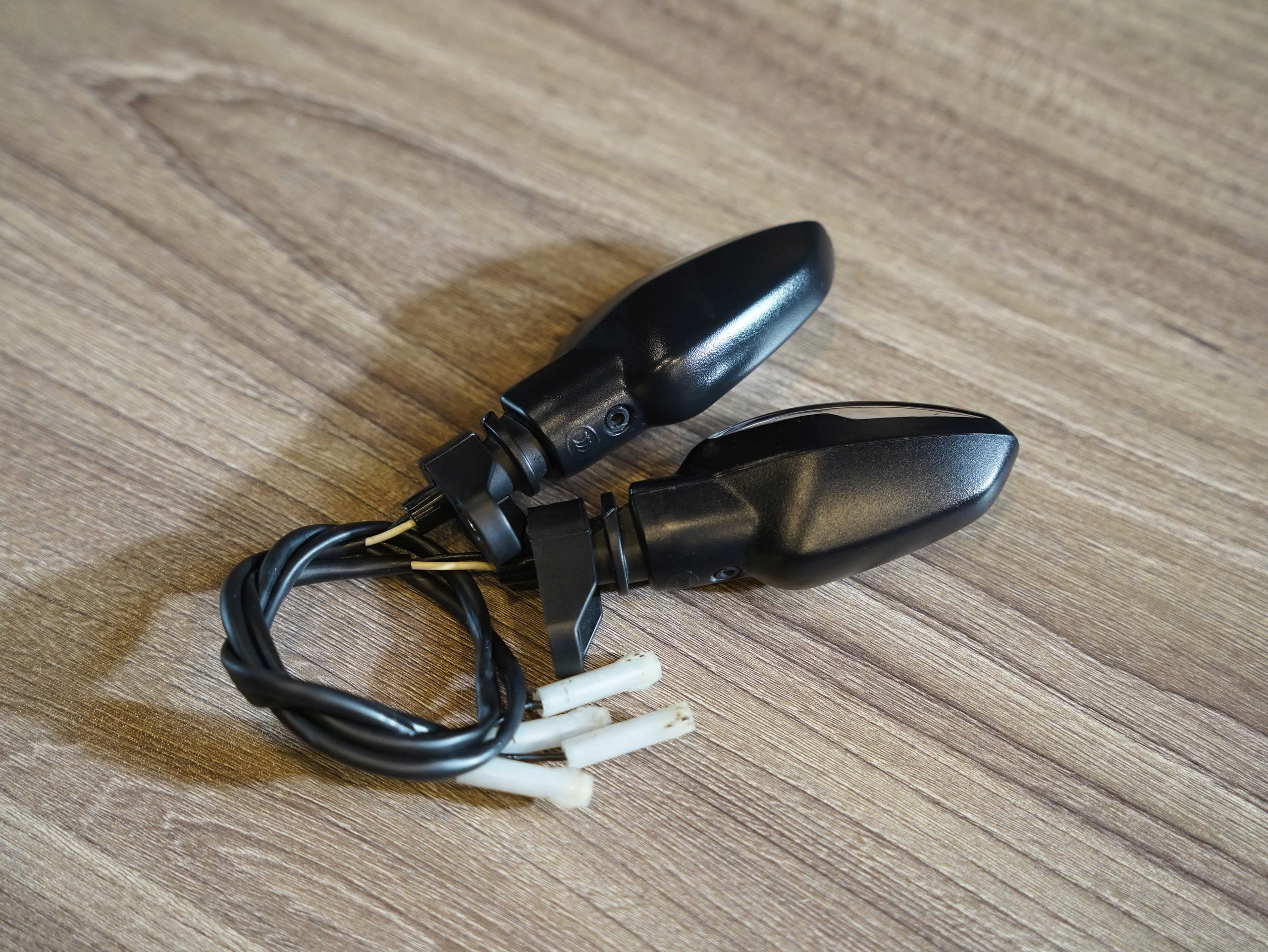Cặp xi nhan Triumph Triple 765 - 492