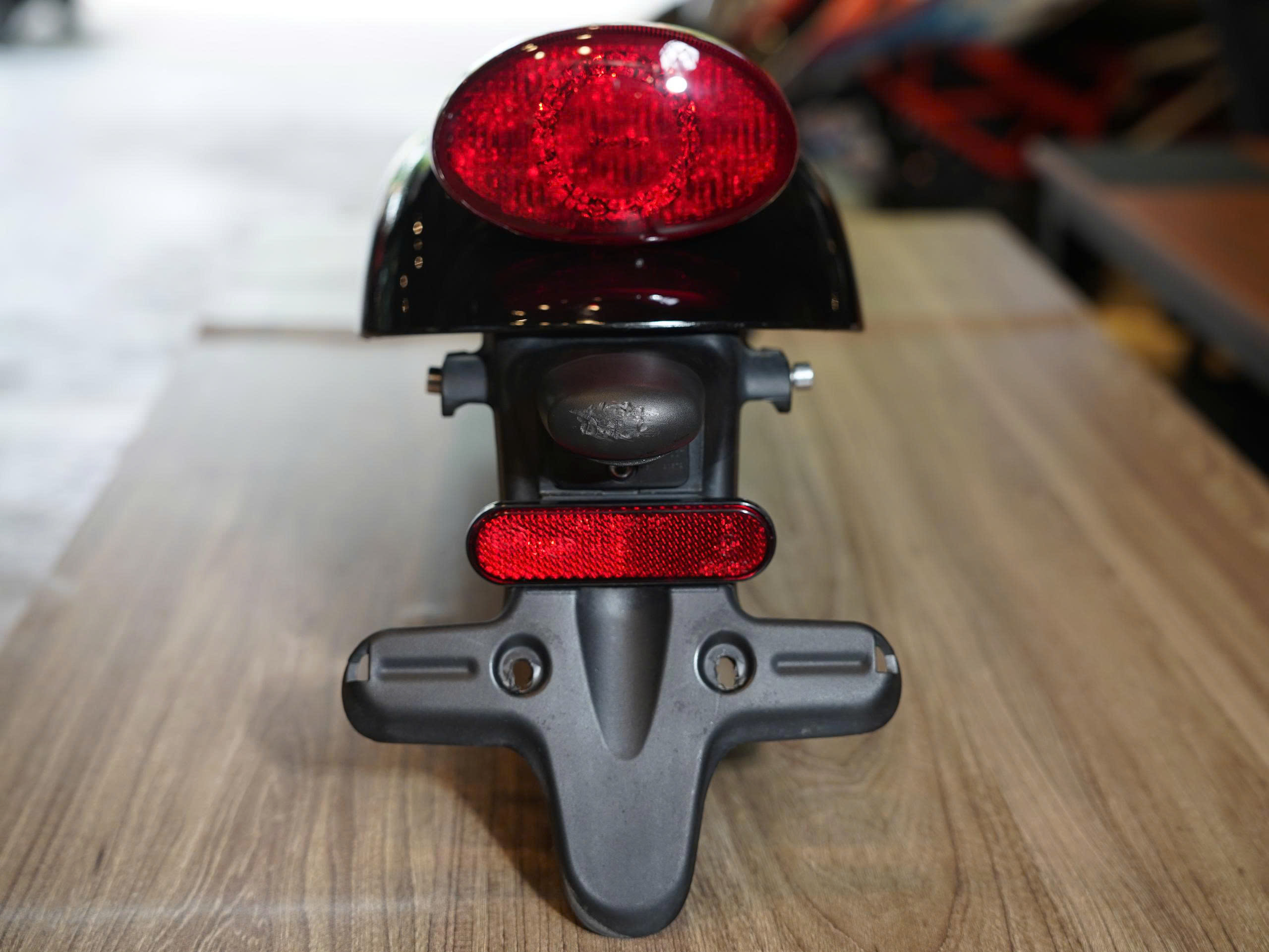 Vè zin + đèn hậu zin Triumph Scambler 900 màu đen - 496