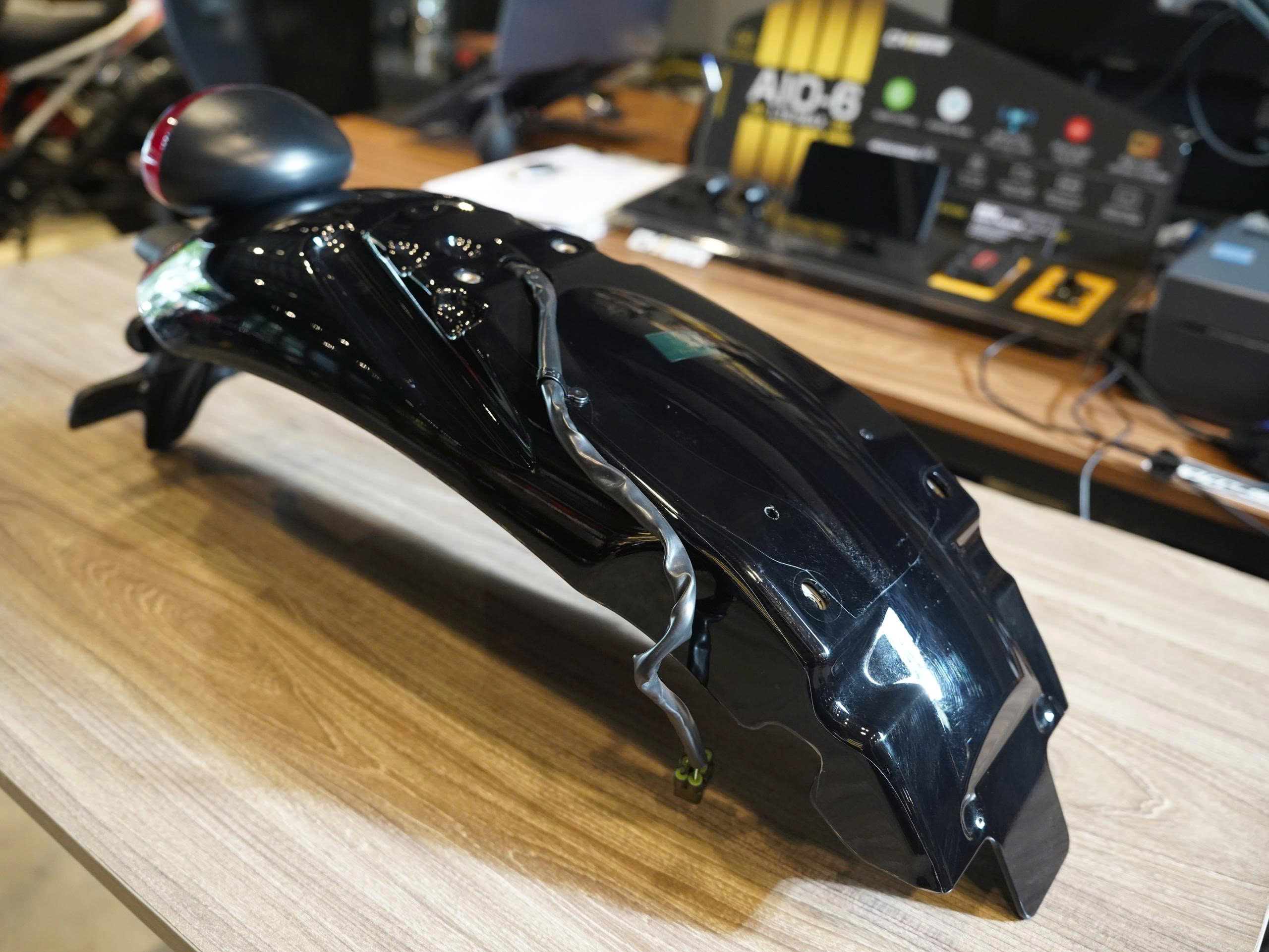 Vè zin + đèn hậu zin Triumph Scambler 900 màu đen - 496