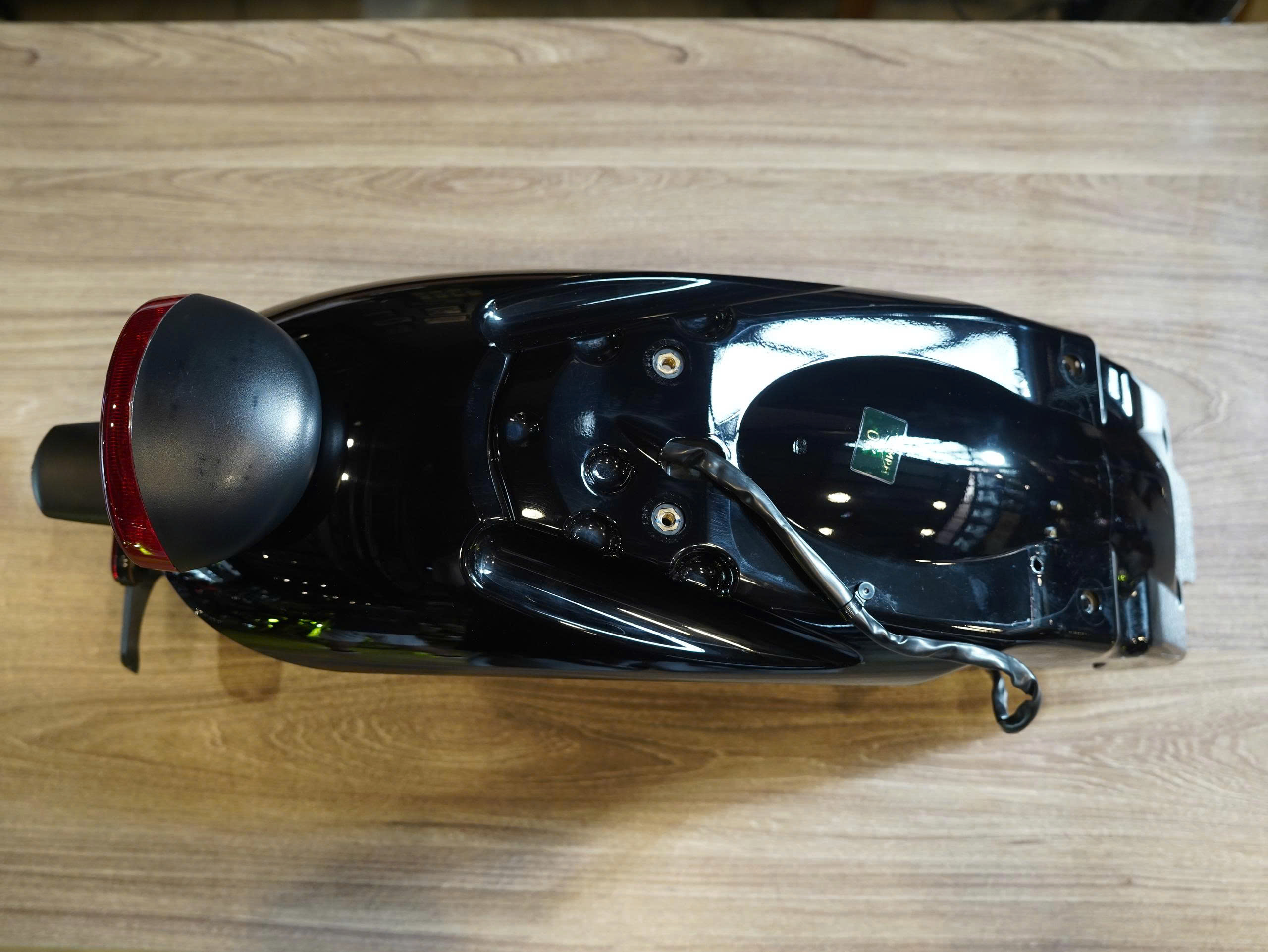 Vè zin + đèn hậu zin Triumph Scambler 900 màu đen - 496