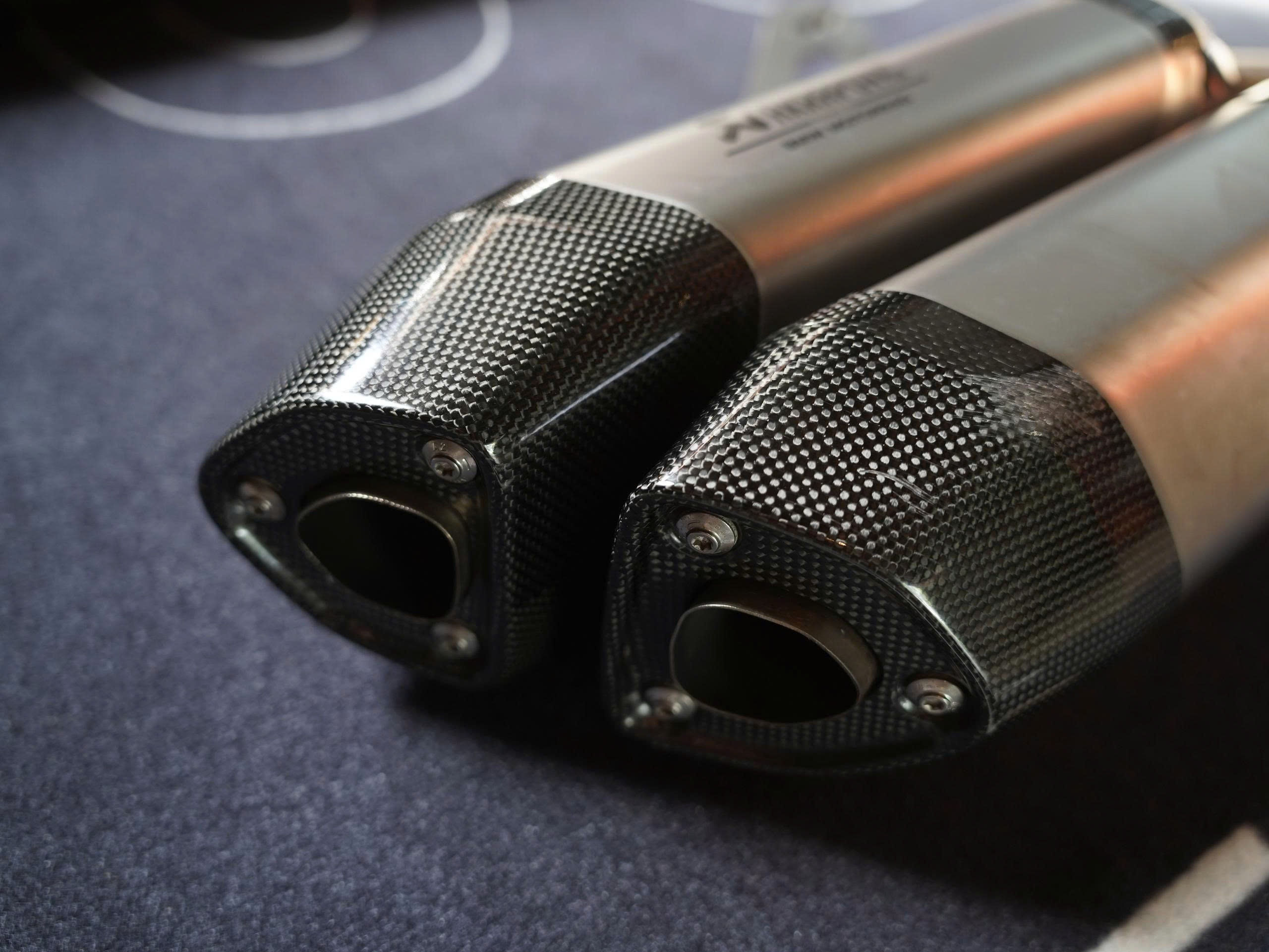 Pô Akrapovic Slip On Double màu bạc cho BMW R1300 GS/GSA - 499 KG