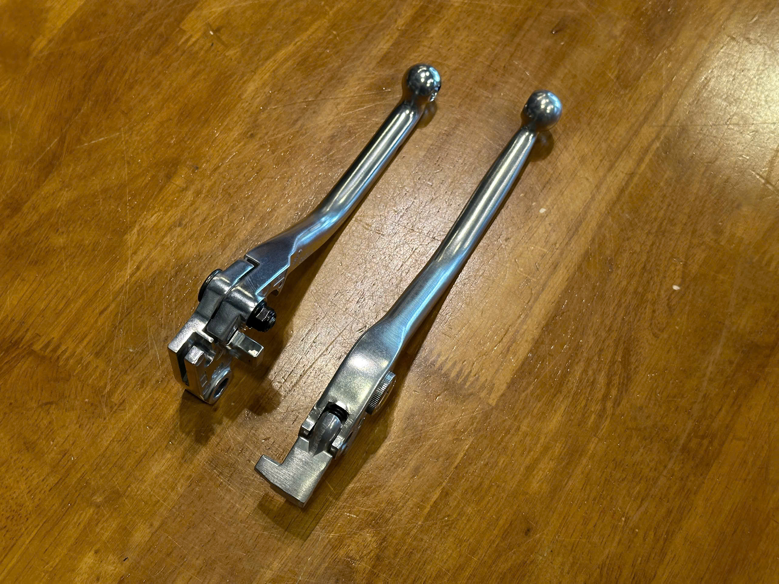 Cặp tay thắng tay côn zin Triumph T100/T120/Street Twin - 532 KG