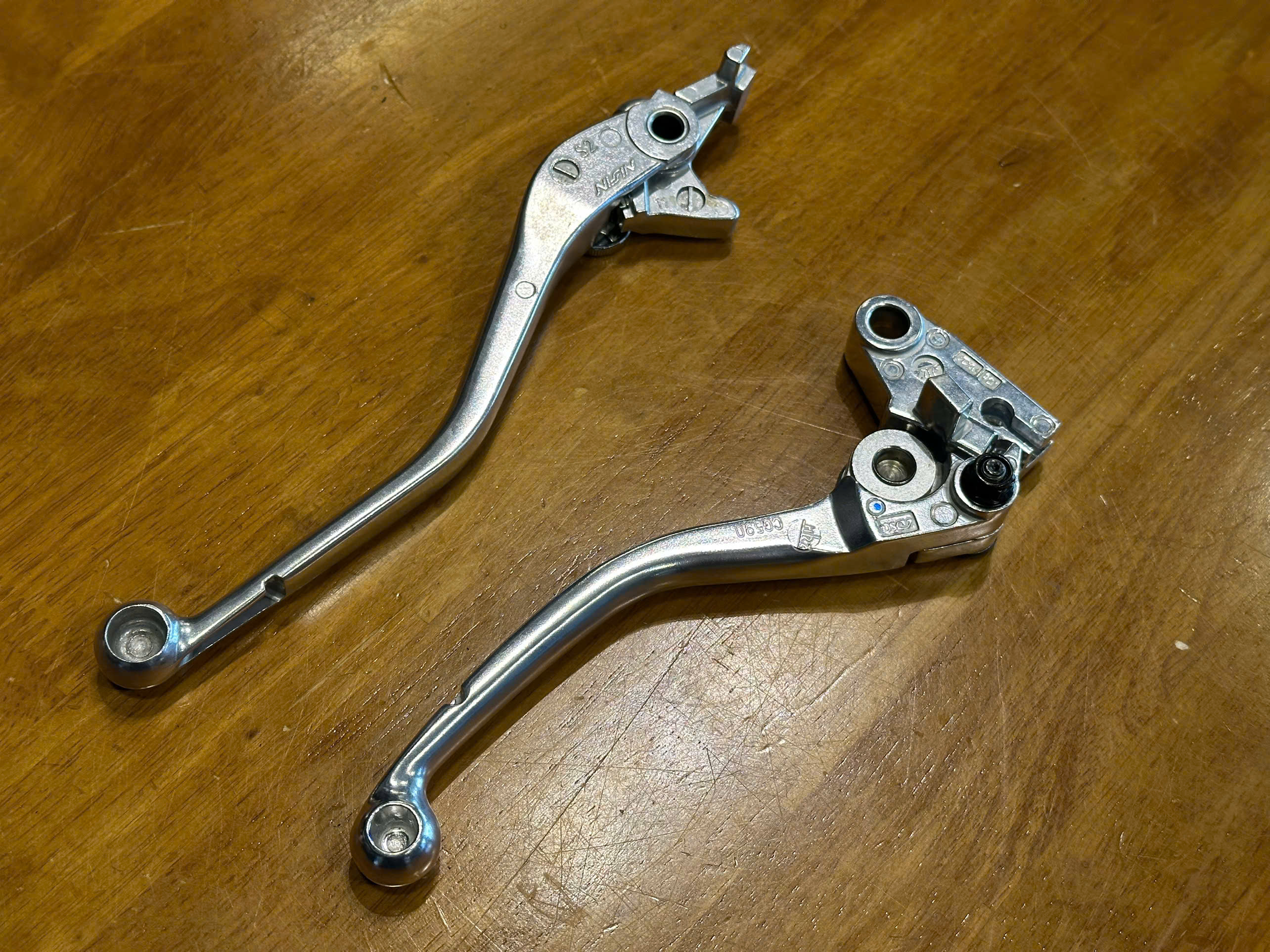 Cặp tay thắng tay côn zin Triumph T100/T120/Street Twin - 532 KG