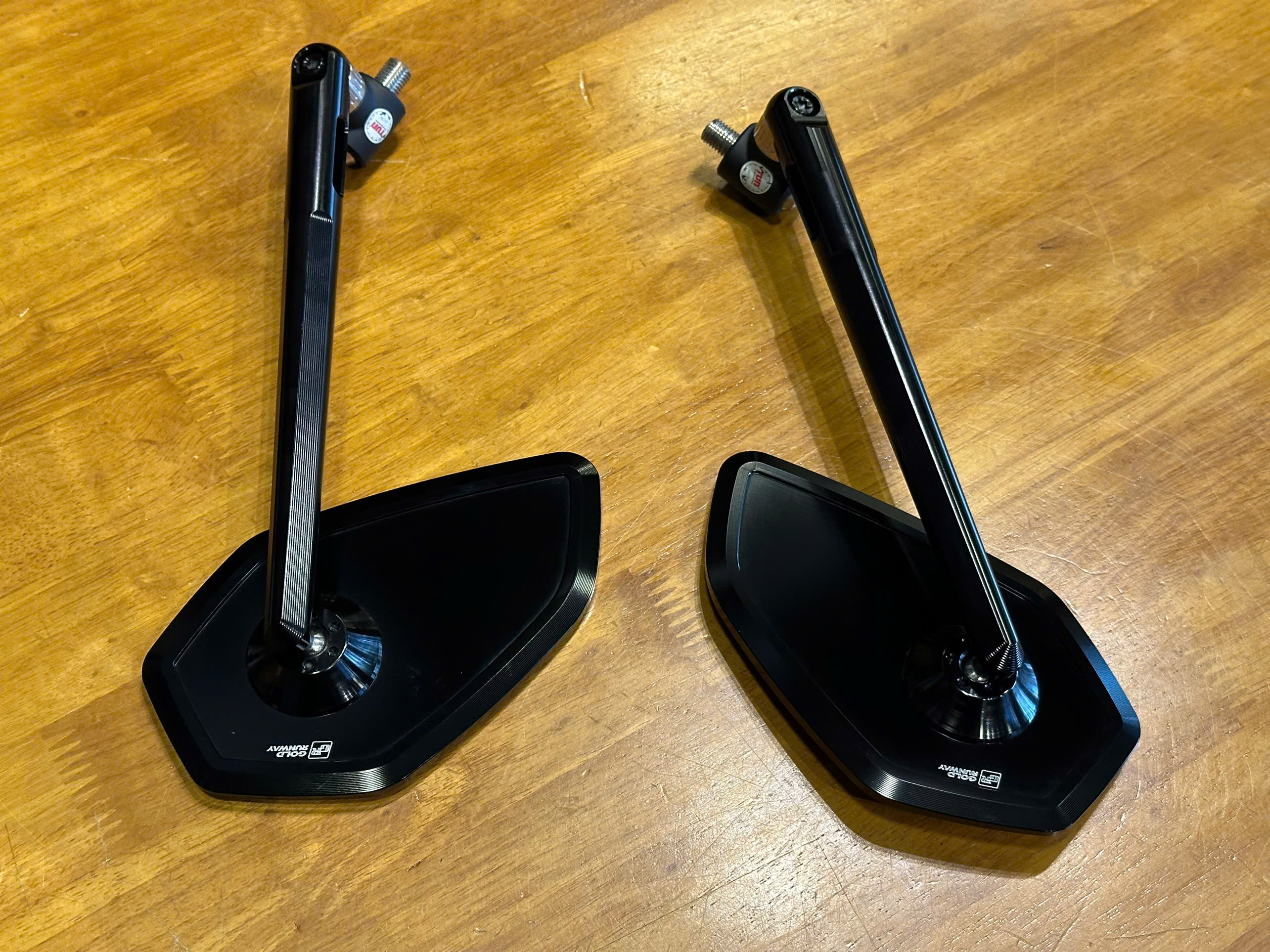 Cặp gương Gold Runway RM06 - 539 KG