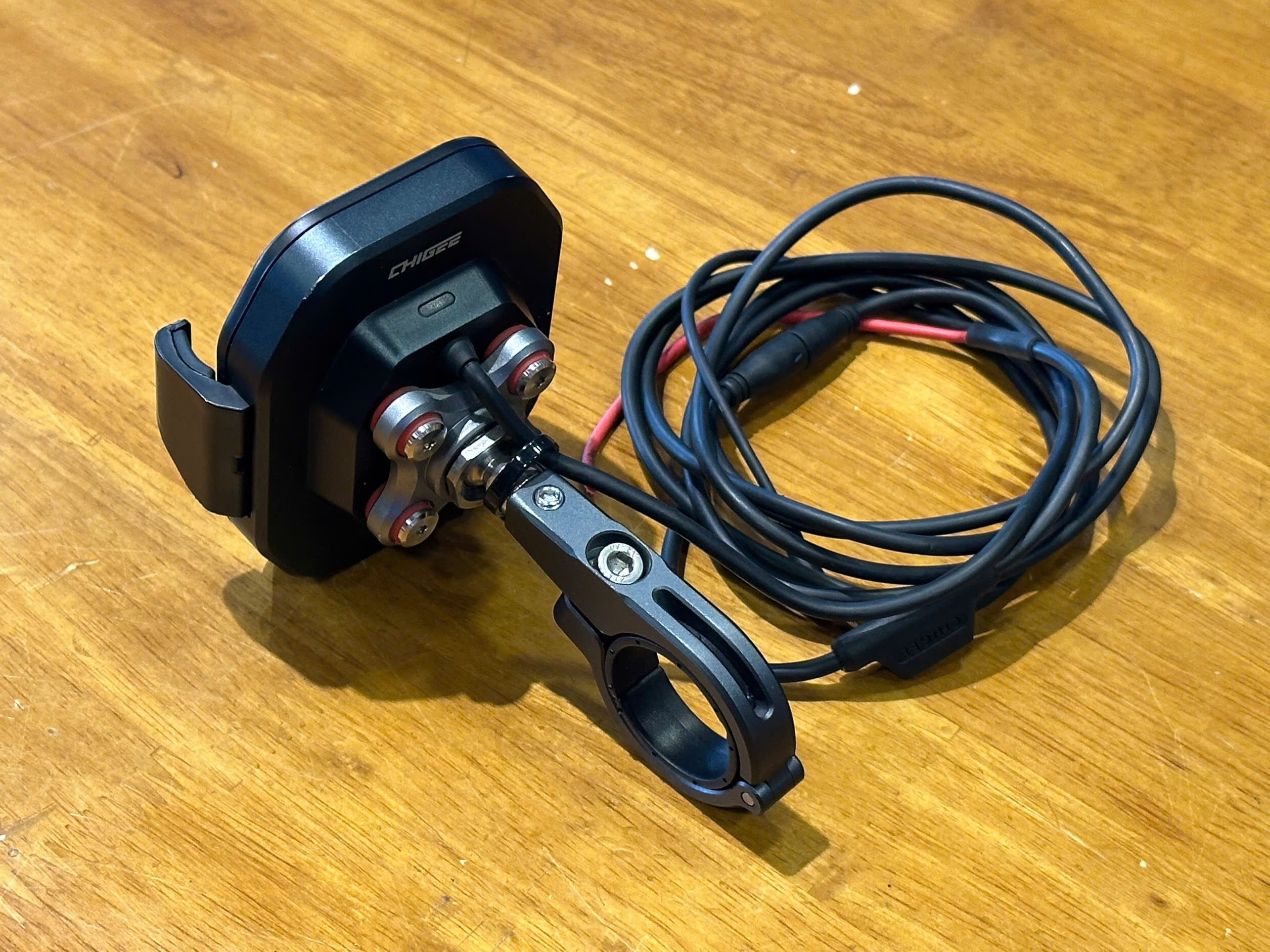 Kẹp điện thoại Chigee có sạc - 554 KG