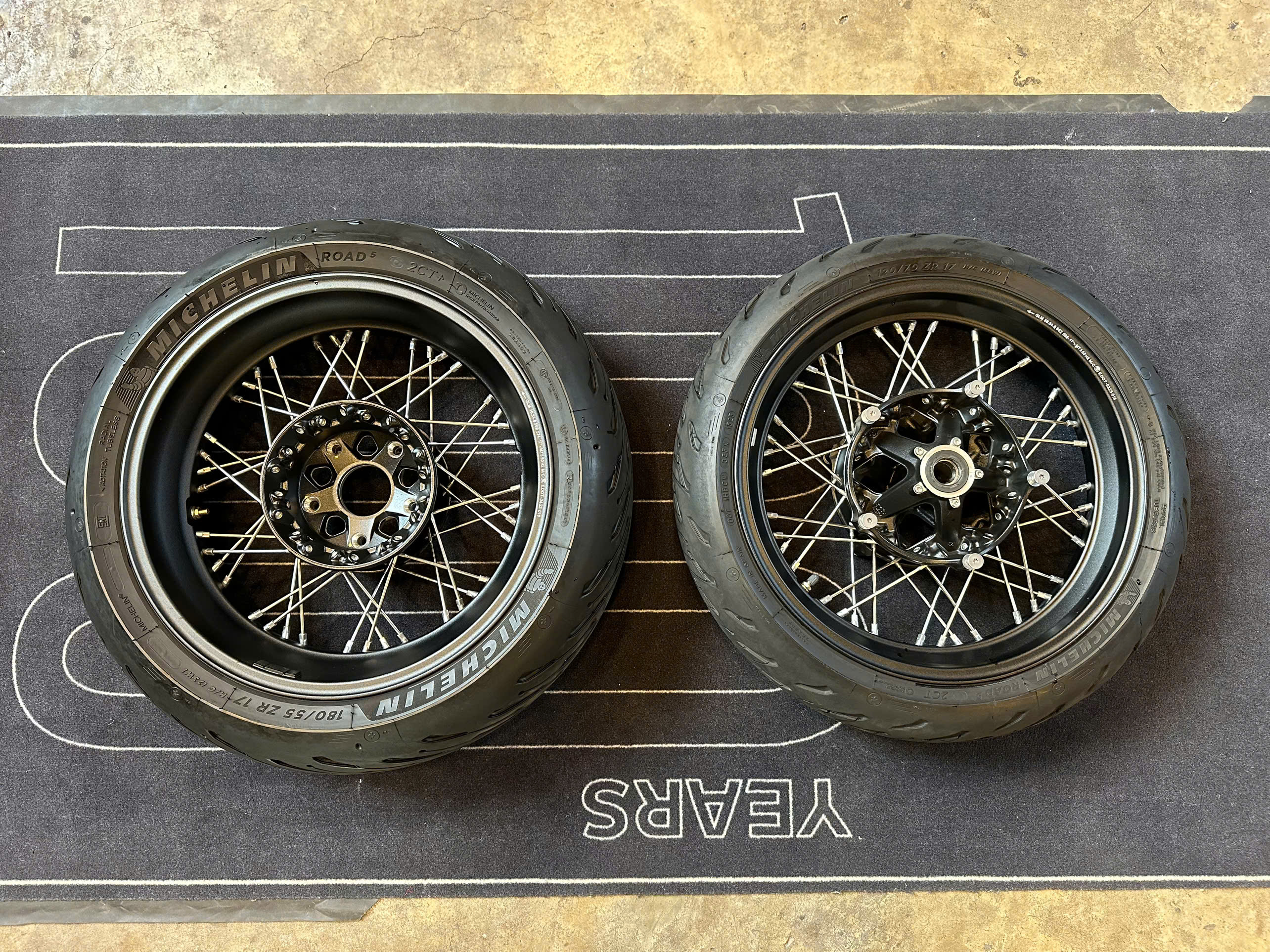 Cặp mâm zin BMW R Ninet Classic + vỏ Michellin Road 5 - 552 KG