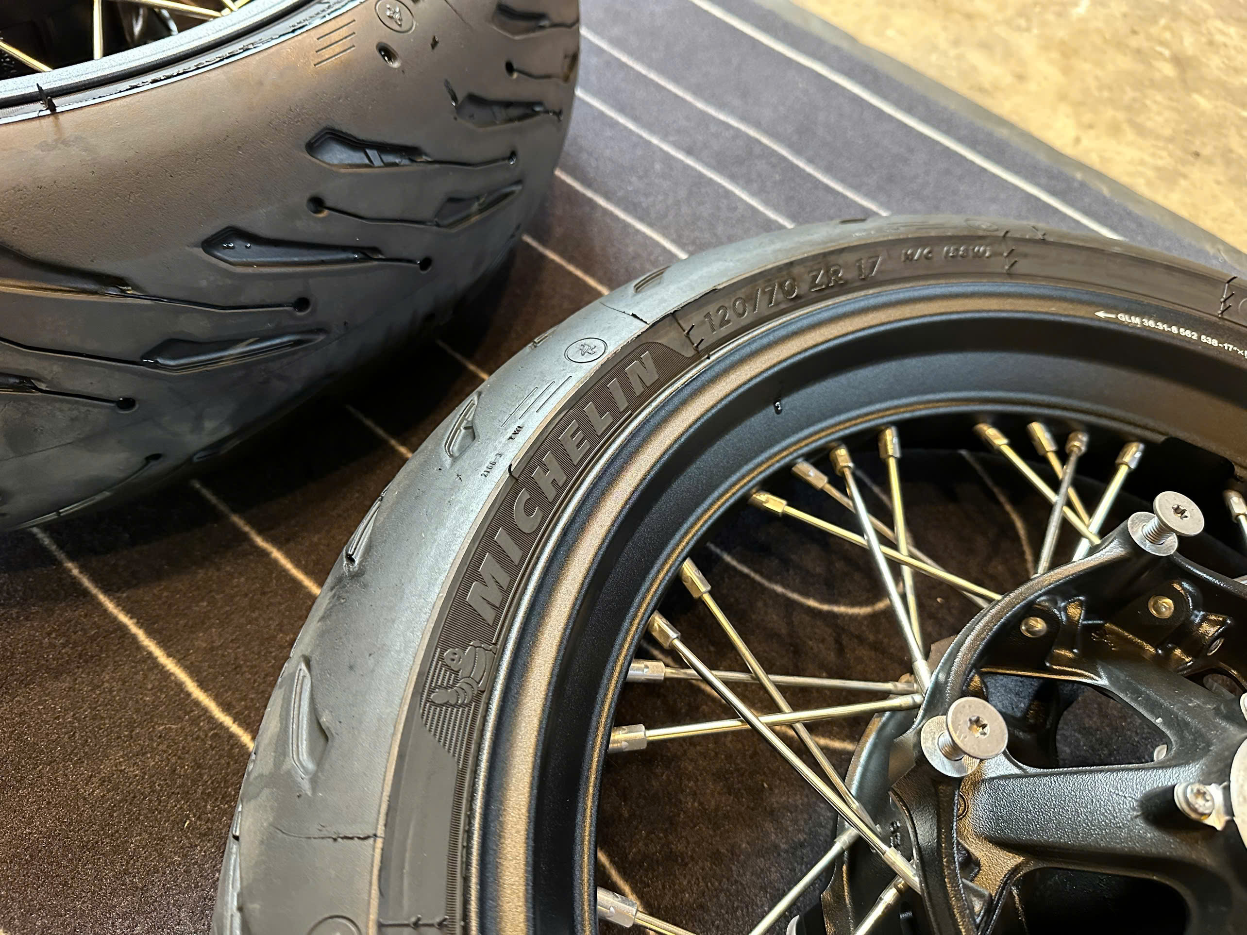 Cặp mâm zin BMW R Ninet Classic + vỏ Michellin Road 5 - 552 KG