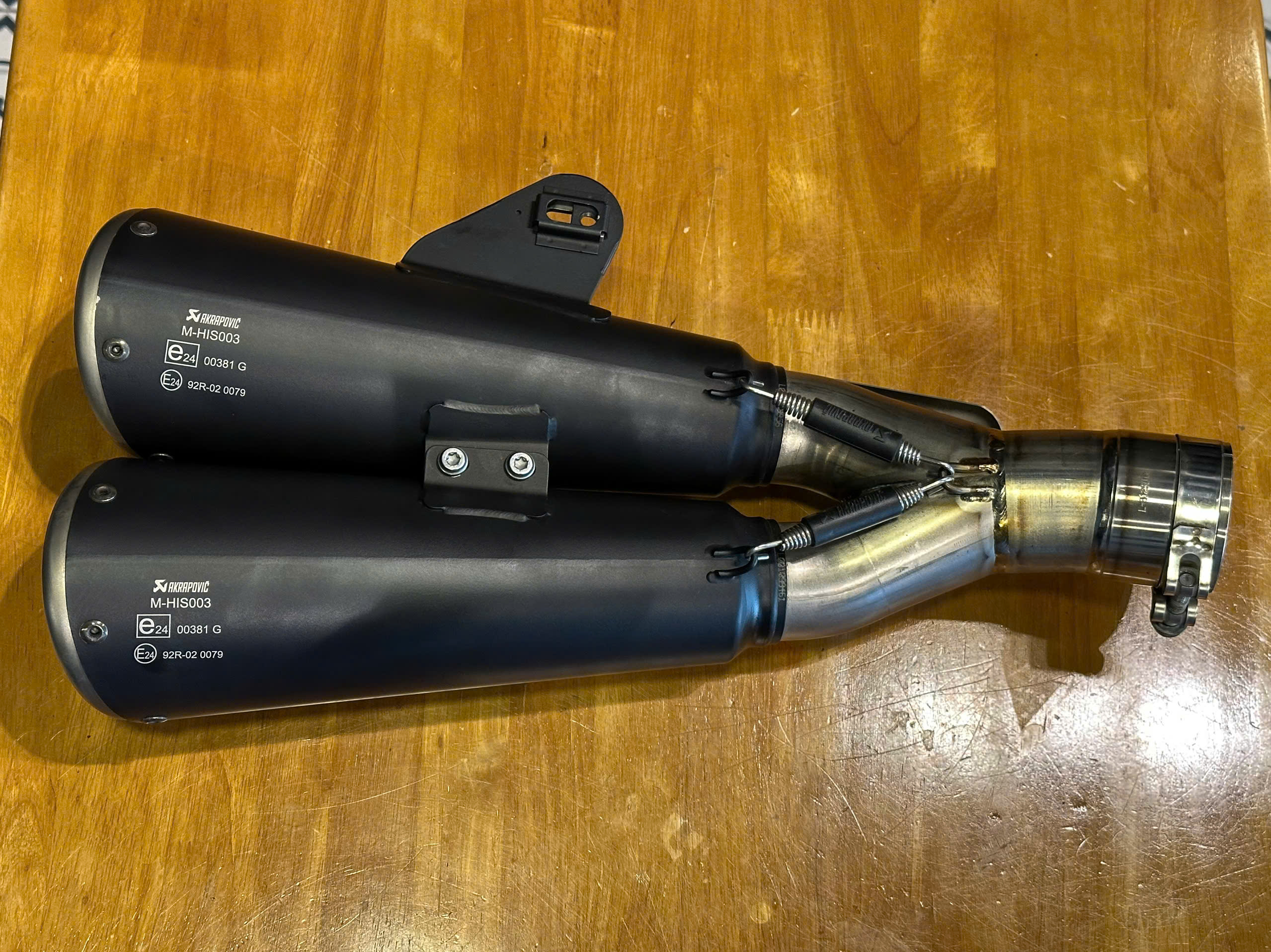 Pô Akrapovic 2 nòng đen BMW R12 - 585