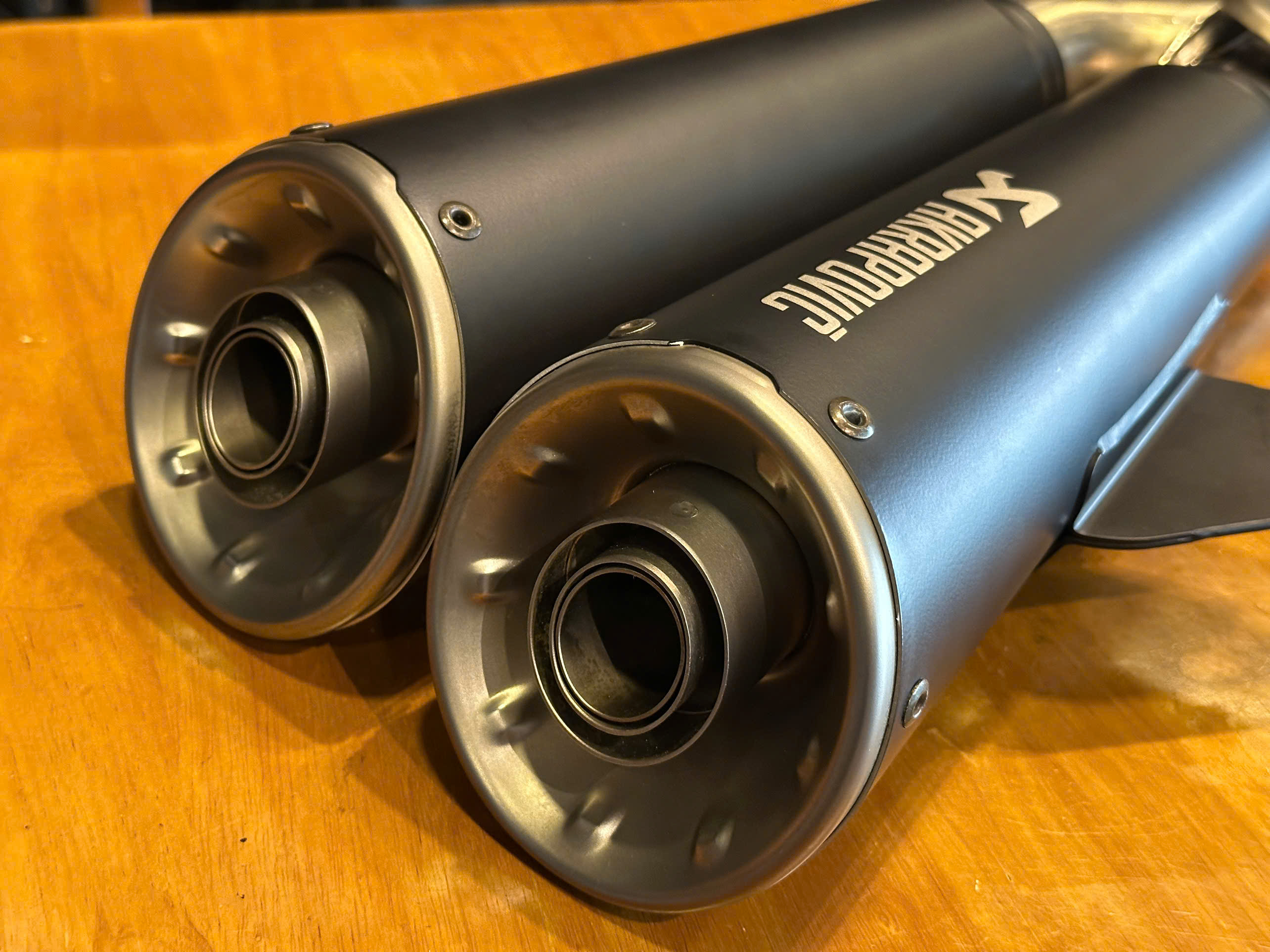 Pô Akrapovic 2 nòng đen BMW R12 - 585