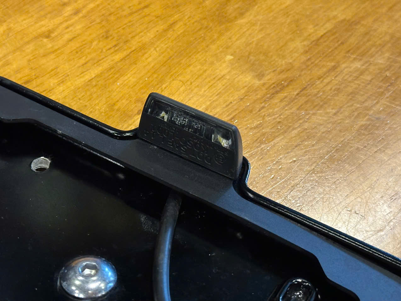 Pát biển số gập Triumph Bobber - 615