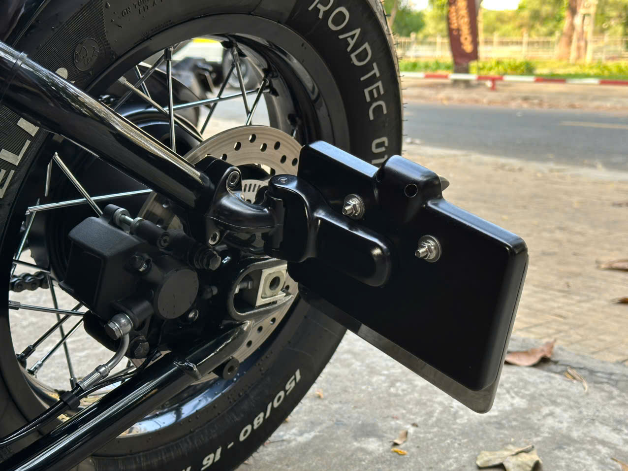 Pát biển số gập Triumph Bobber - 615