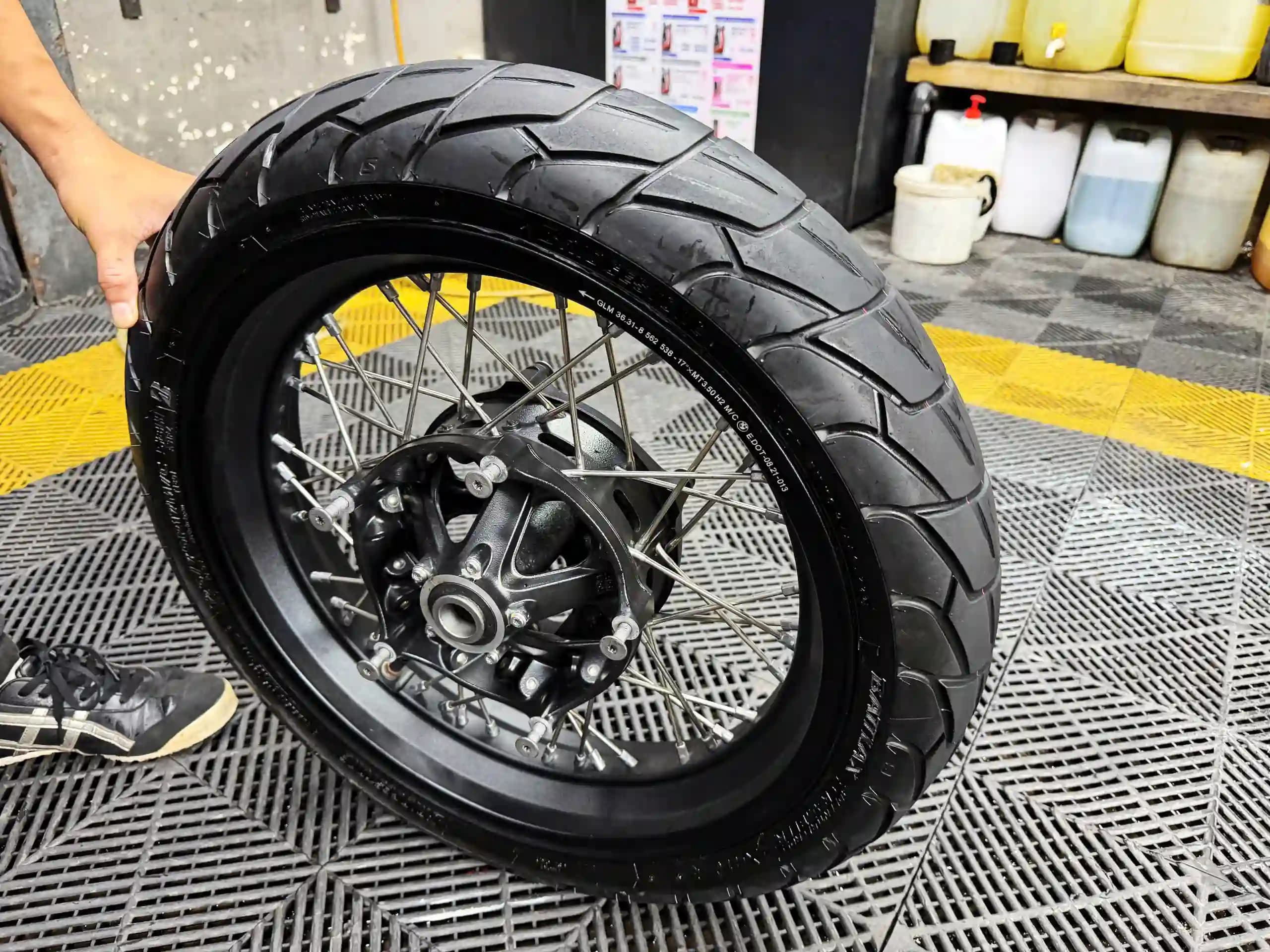 Cặp mâm zin BMW R Ninet Classic + vỏ Bridgestone - 552 KG