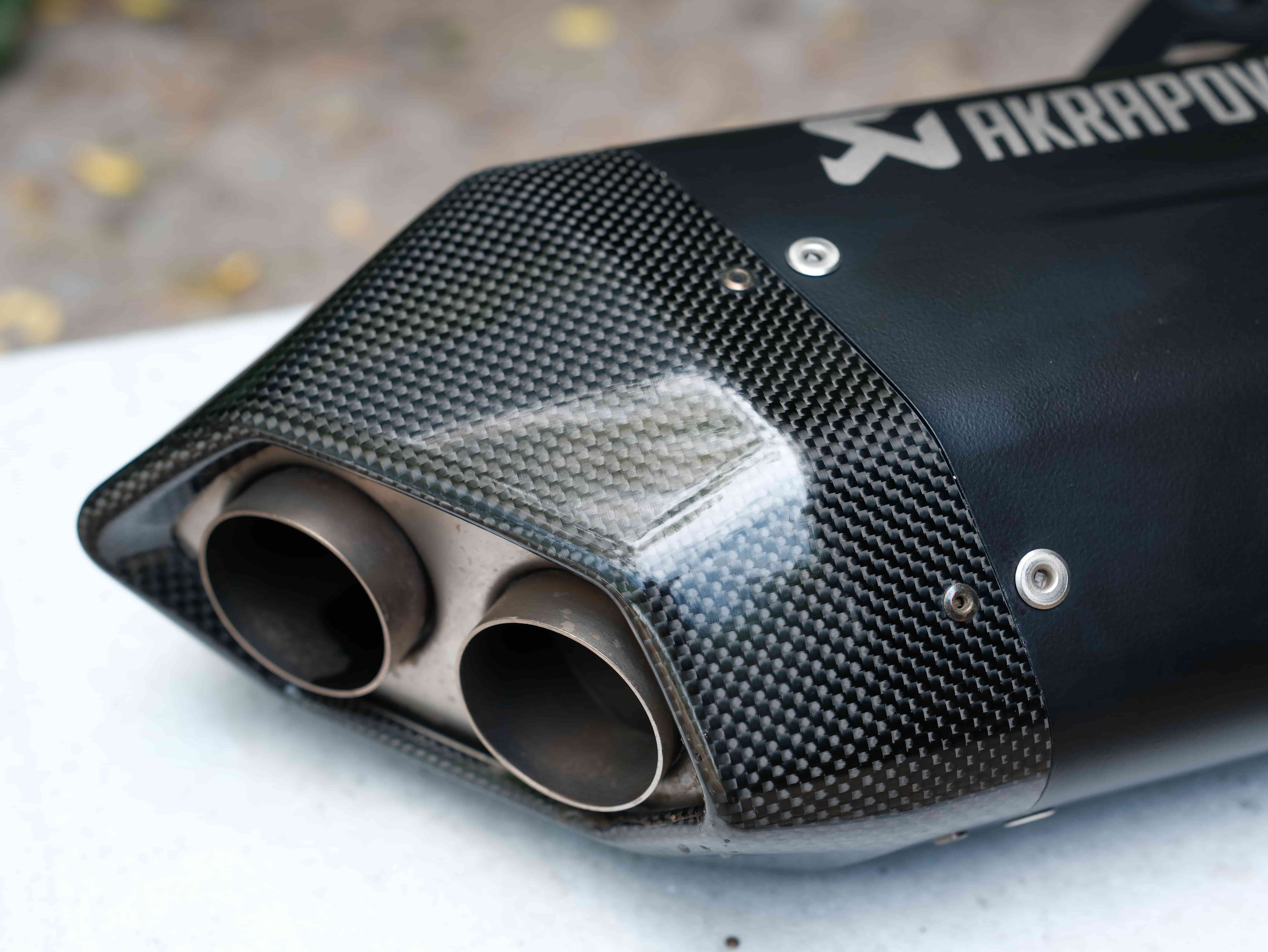 Pô Akrapovic Titanium Slip On cho BMW R1300 GS/GSA màu Đen - 629