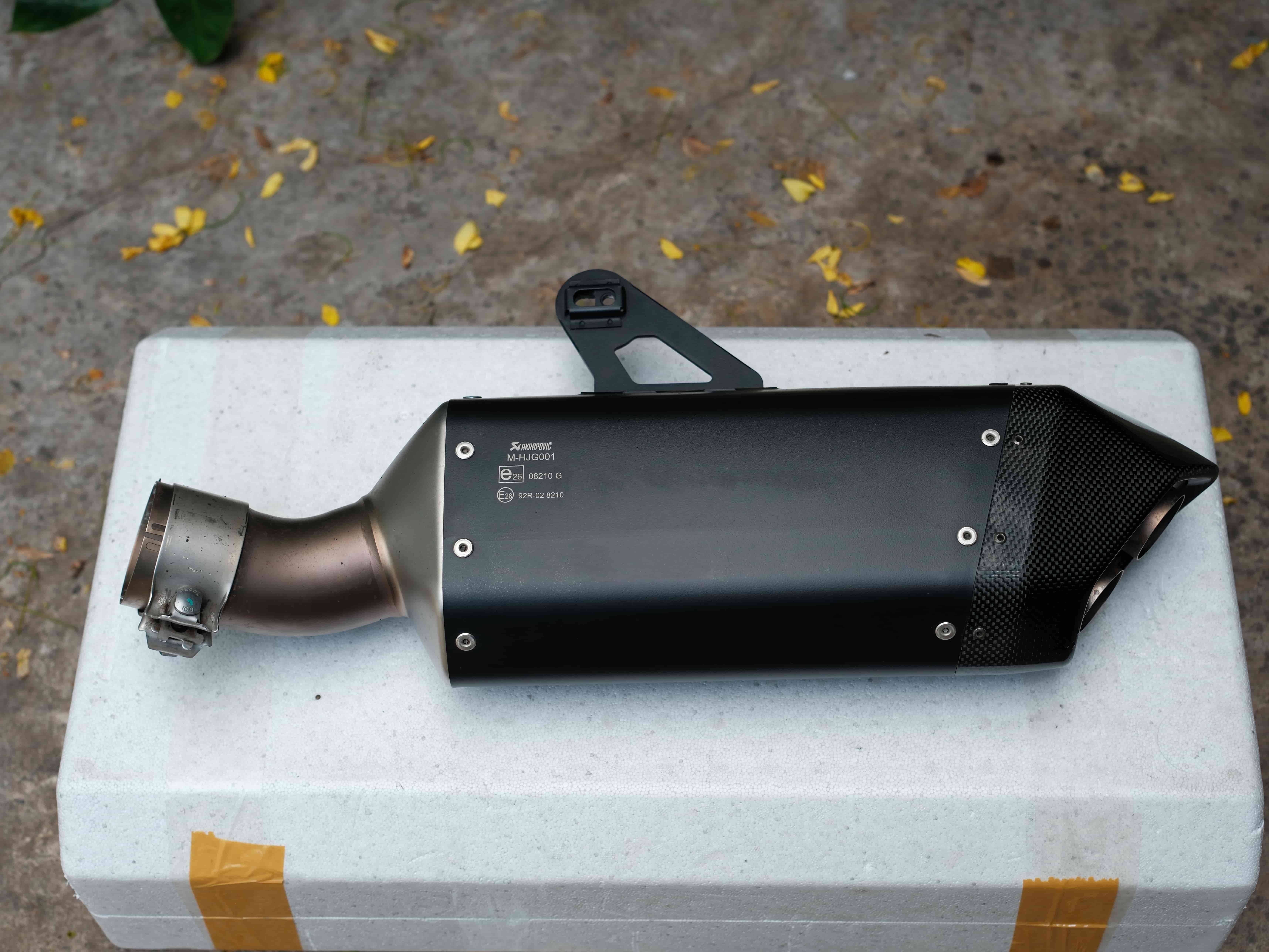Pô Akrapovic Titanium Slip On cho BMW R1300 GS/GSA màu Đen - 629