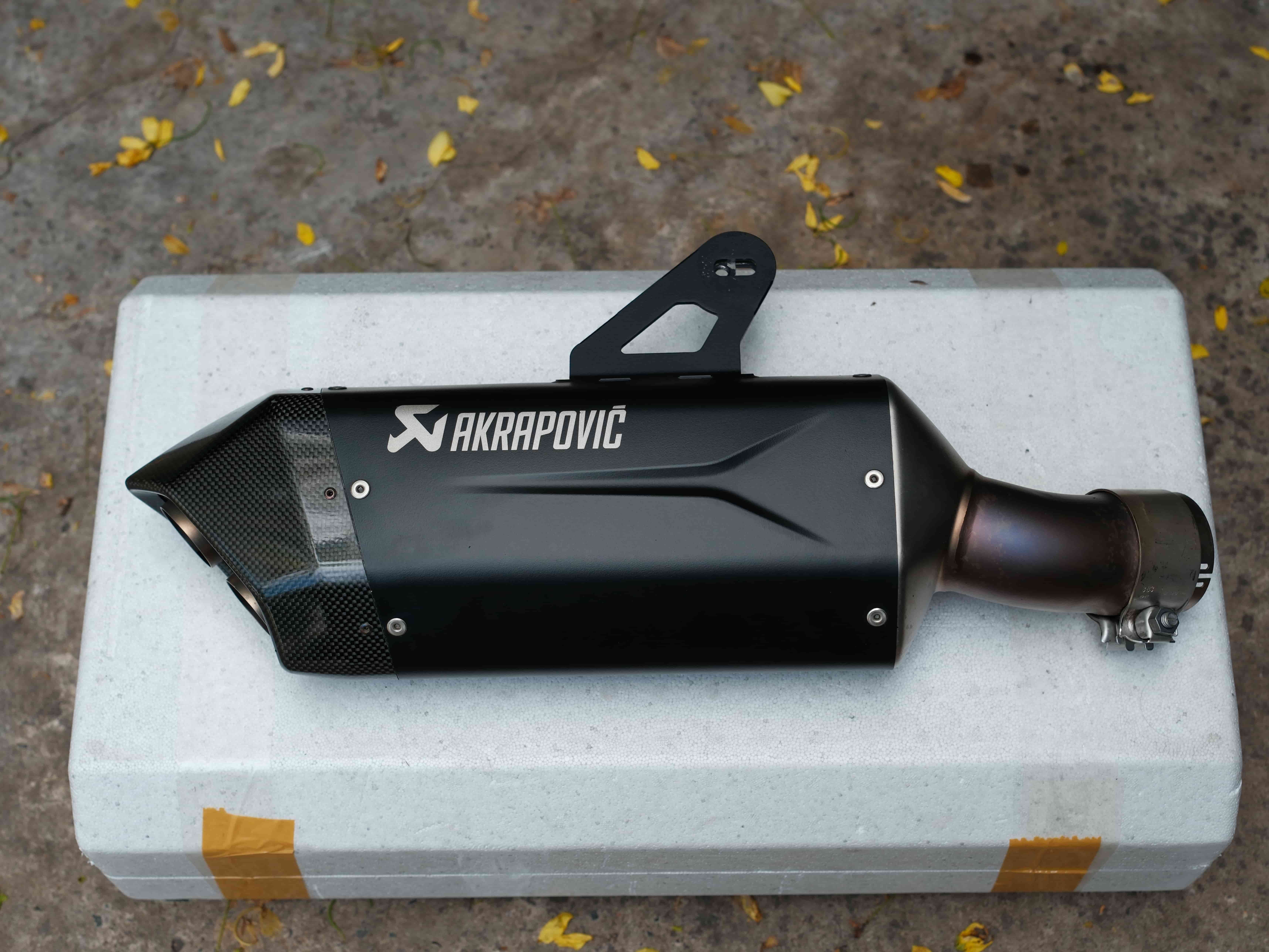 Pô Akrapovic Titanium Slip On cho BMW R1300 GS/GSA màu Đen - 629