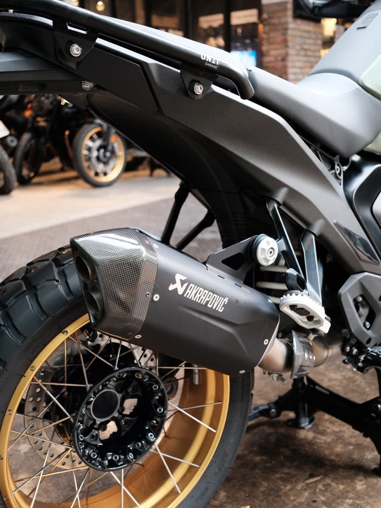 Pô Akrapovic Titanium Slip On cho BMW R1300 GS/GSA màu Đen - 629