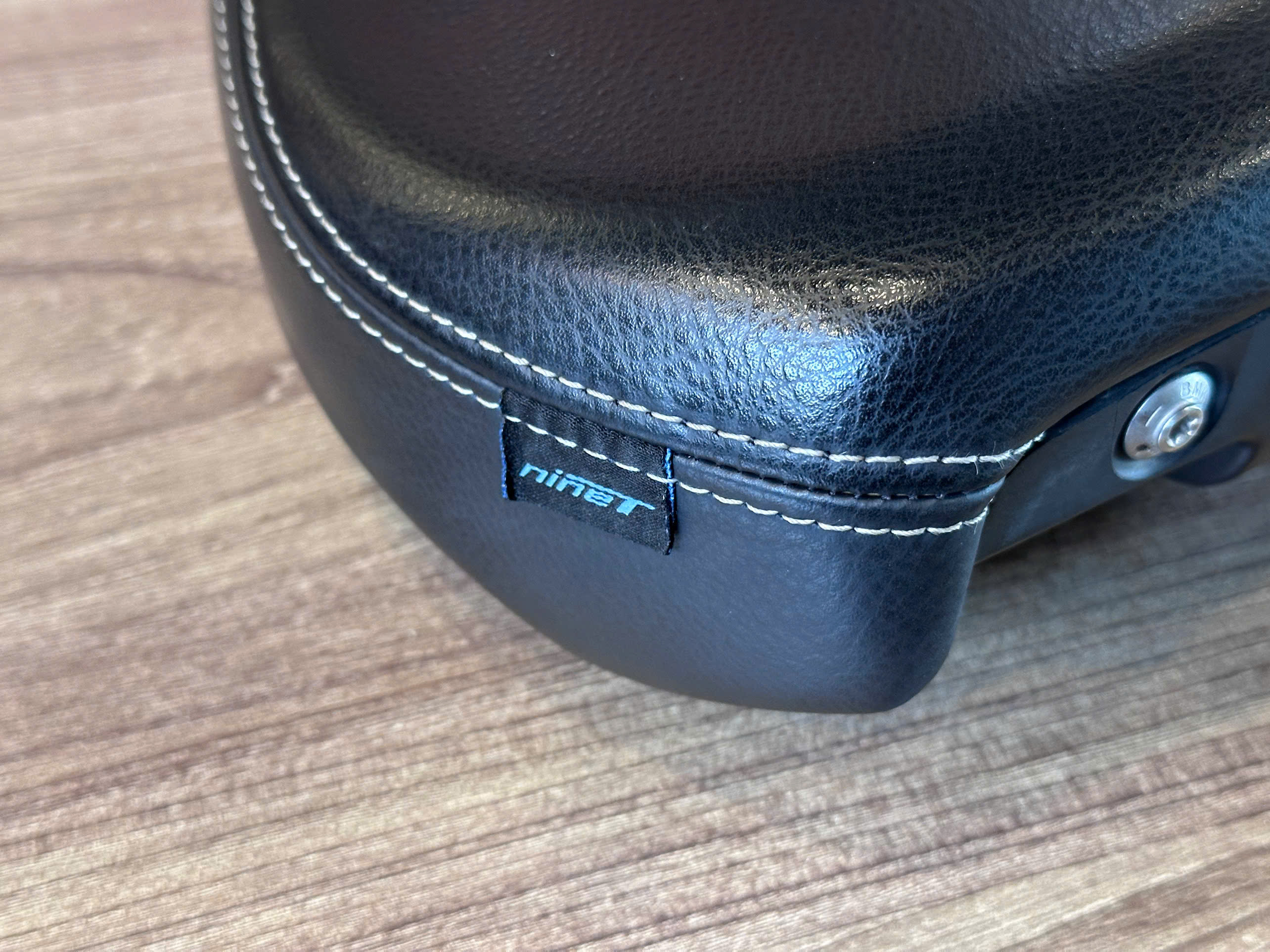 Yên trước zin cho BMW Rninet - 518KG