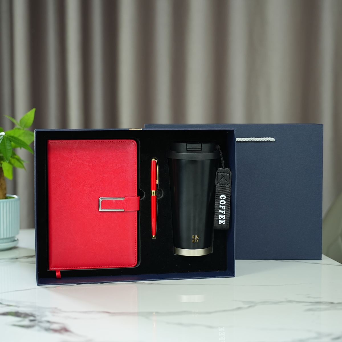 Đóng gói trong hộp quà sang trọng, có quai xách tiện lợi