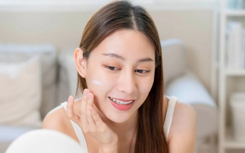 Bôi Kem Chống Nắng Có Cần Tẩy Trang Không