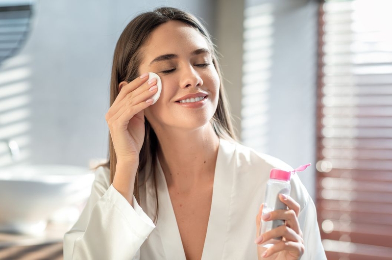 Tẩy trang loại bỏ bụi bẩn ô nhiễm