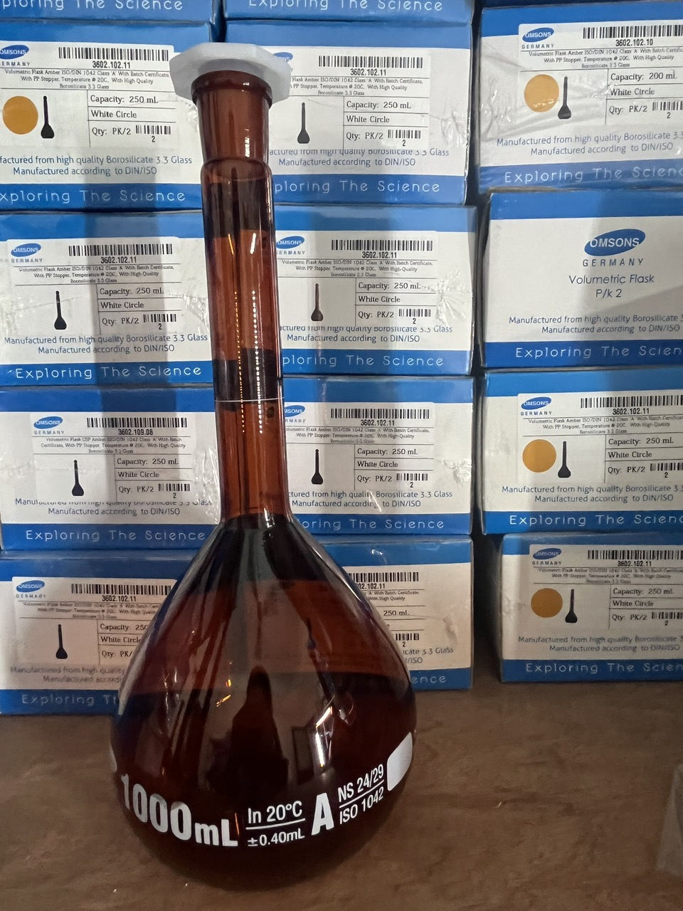 Bình định mức nâu 1000ml, Class A, nút nhựa, Hãng OMSONS GERMANY