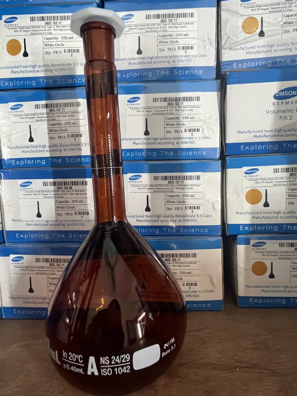 Bình định mức nâu 1000ml, Class A, nút nhựa, Hãng OMSONS GERMANY
