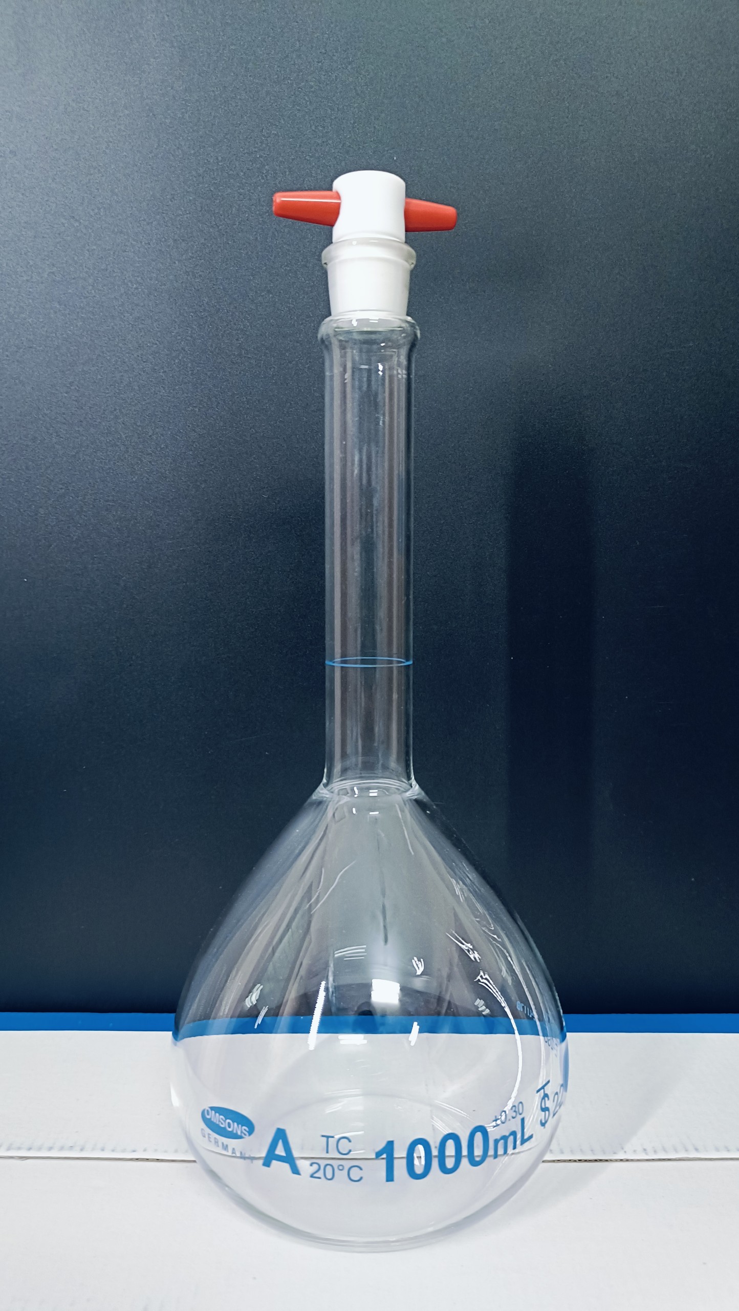Bình định mức trắng 1000ml, khóa nhựa, Class A, Hãng OMSONS GERMANY