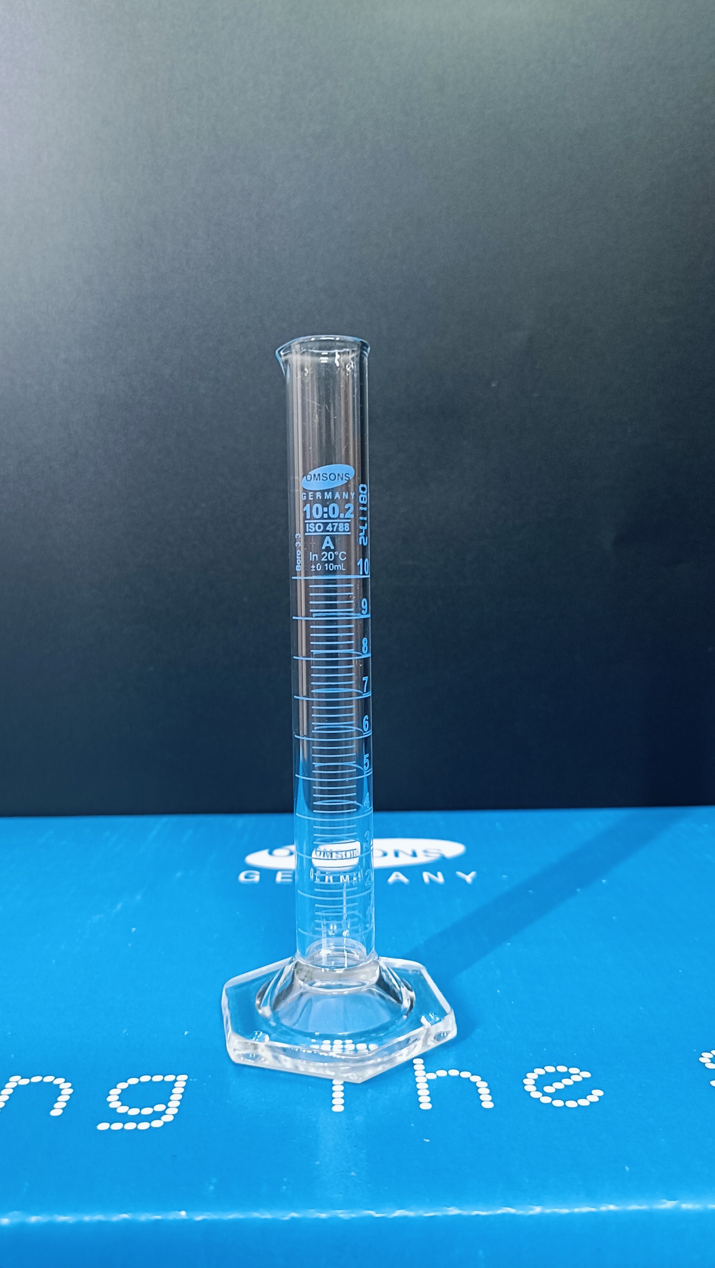 Ống đong thủy tinh 10ml Class A, đế lục giác, Hãng OMSONS GERMANY