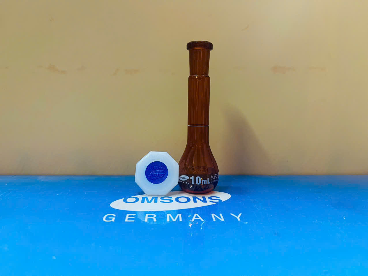 Bình định mức nâu 10ml, Class A, nút nhựa, Hãng OMSONS GERMANY