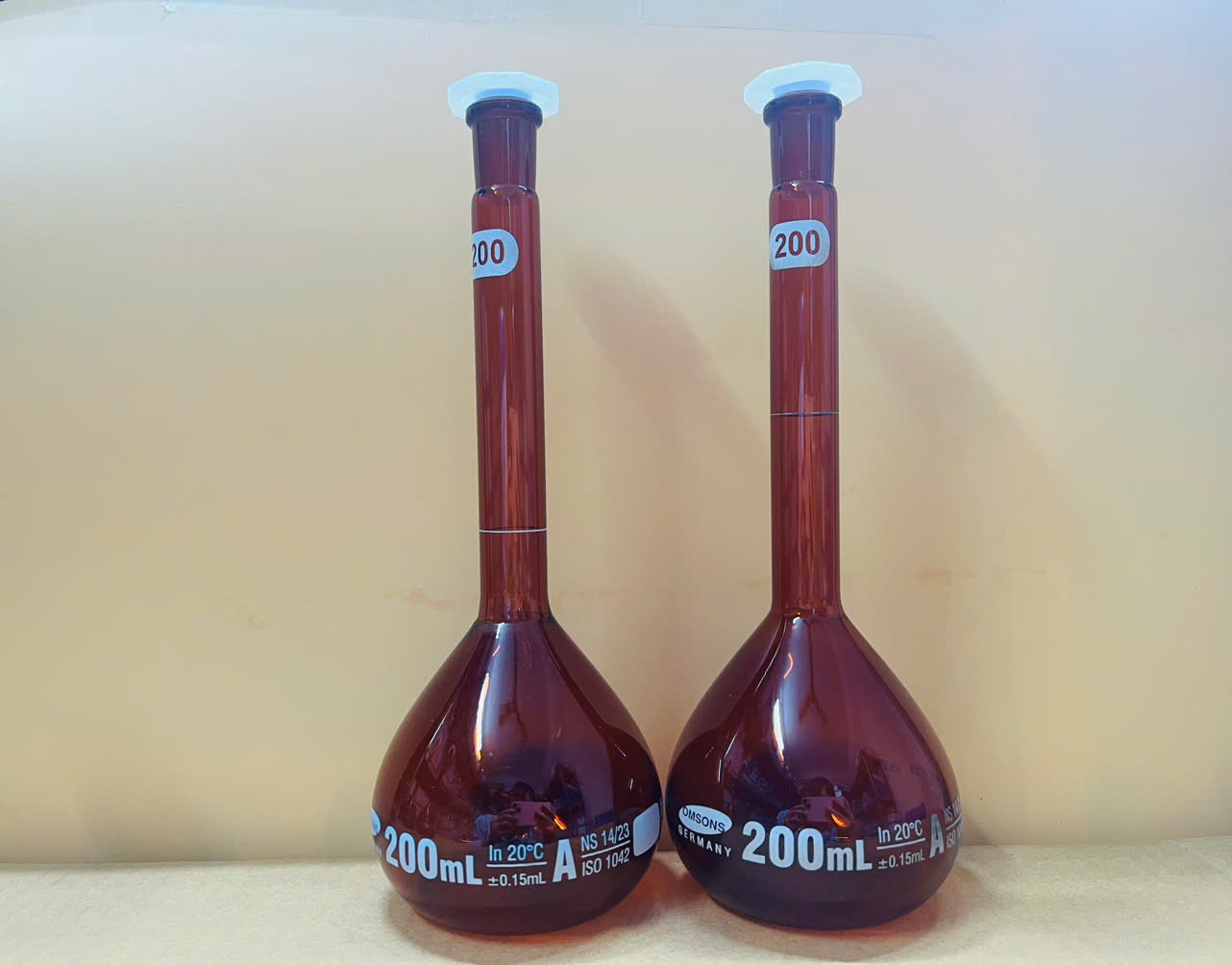 Bình định mức nâu 200ml, Class A, nút nhựa, Hãng OMSONS GERMANY