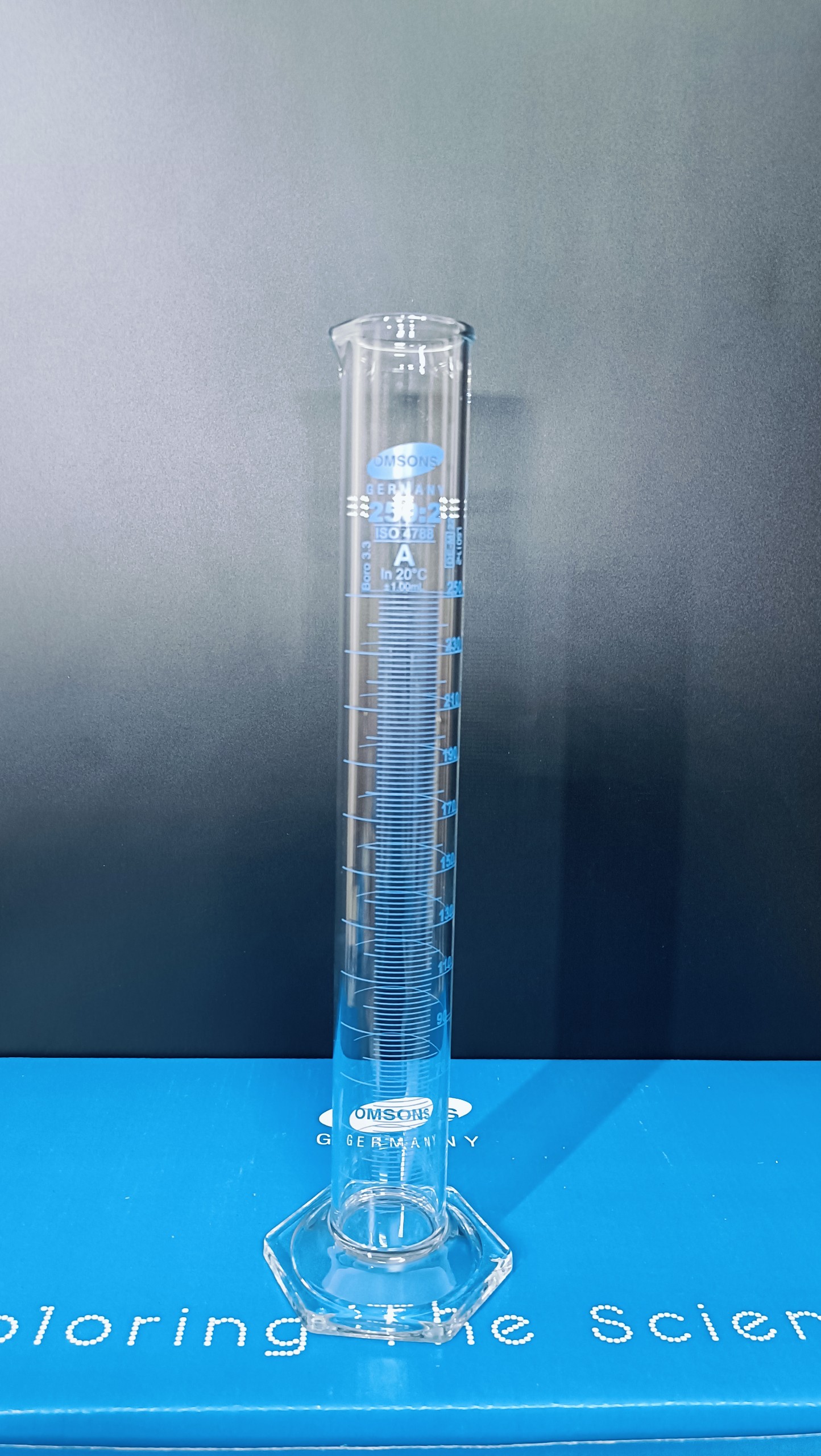 Ống đong thủy tinh 250ml Class A, đế lục giác, Hãng OMSONS GERMANY