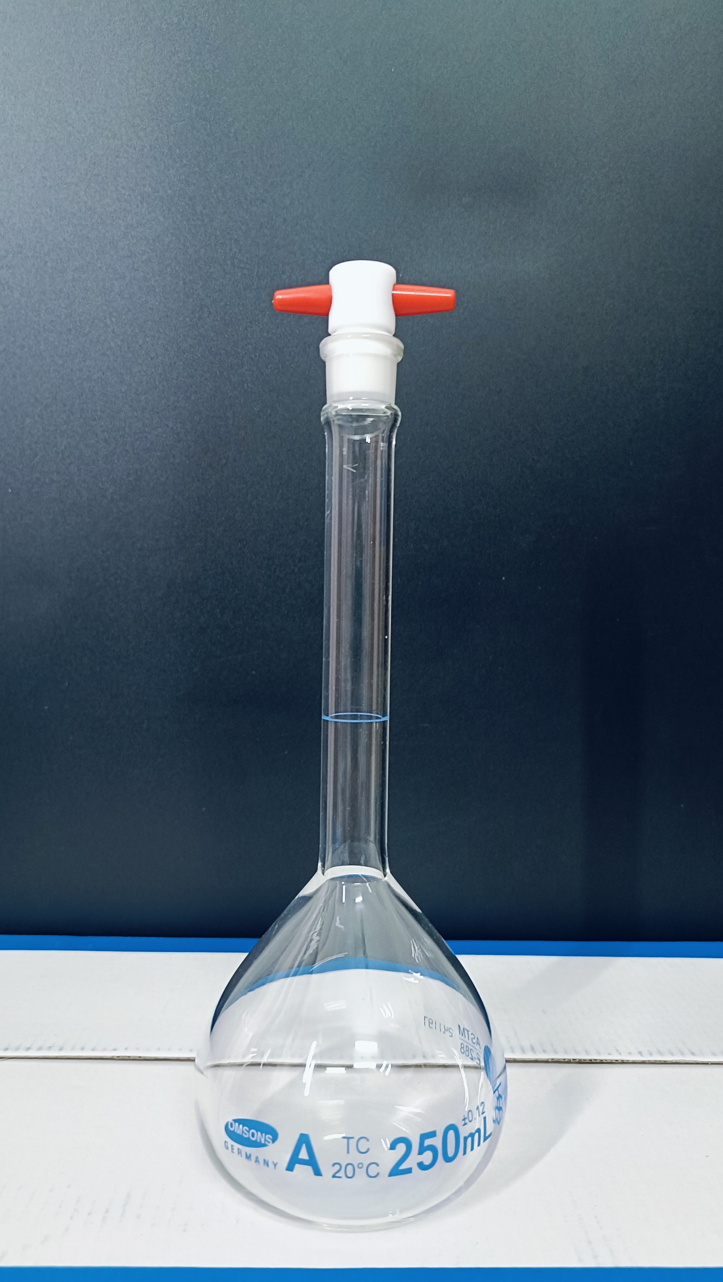 Bình định mức trắng 250ml, khóa nhựa, Class A, Hãng OMSONS GERMANY