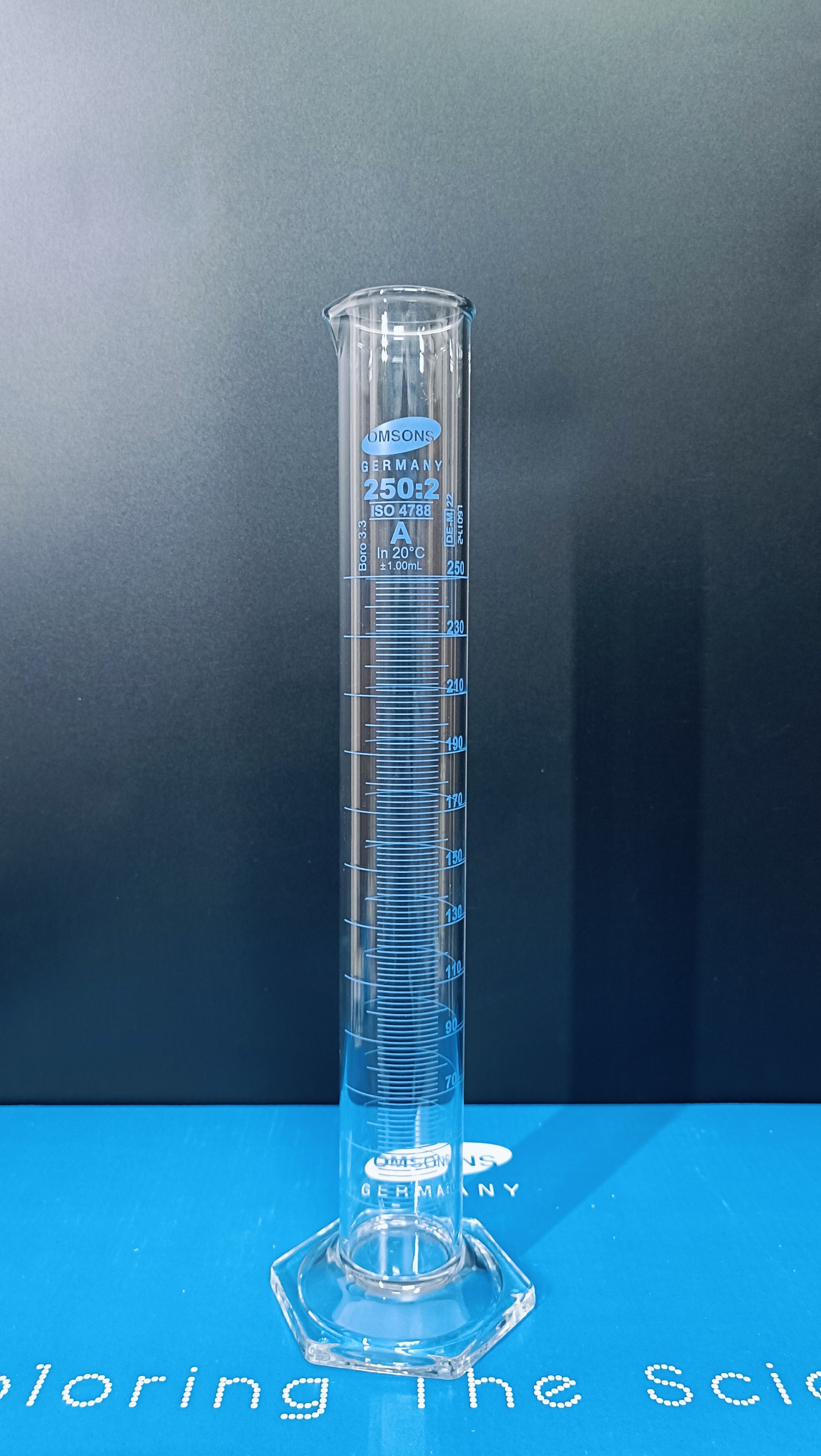 Ống đong thủy tinh 250ml Class A, đế lục giác, Hãng OMSONS GERMANY