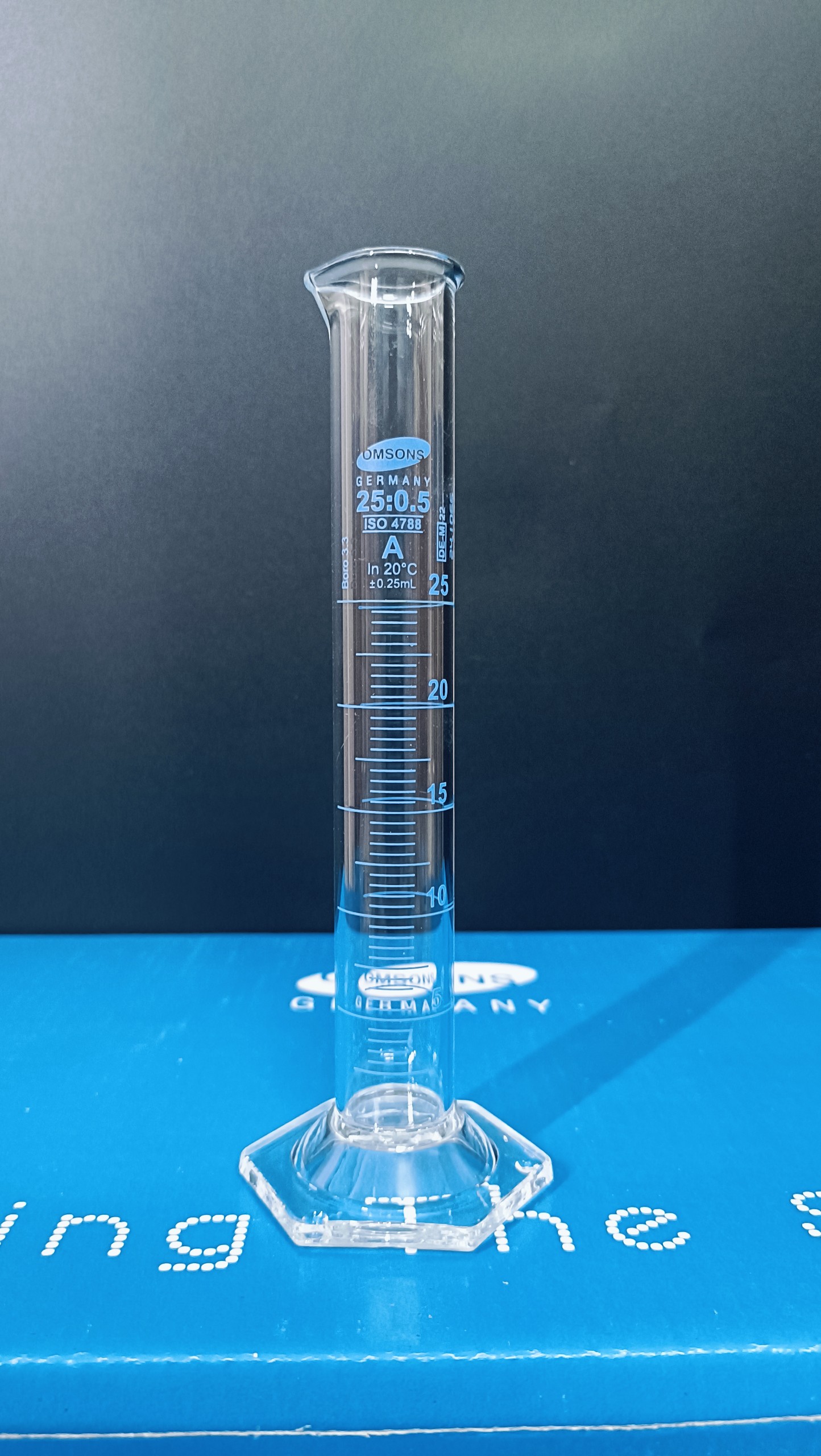 Ống đong thủy tinh 25ml Class A, đế lục giác, Hãng OMSONS GERMANY