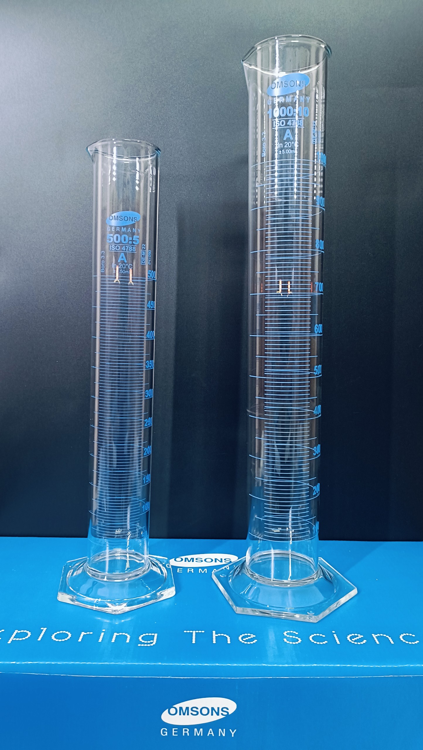 Ống đong thủy tinh 500ml Class A, đế lục giác, Hãng OMSONS GERMANY