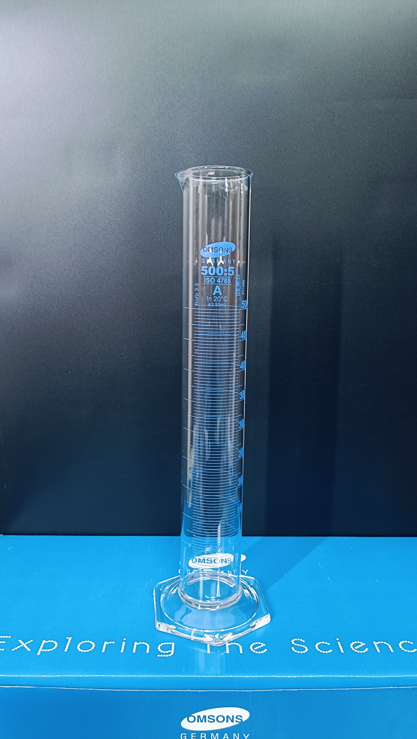Ống đong thủy tinh 500ml Class A, đế lục giác, Hãng OMSONS GERMANY