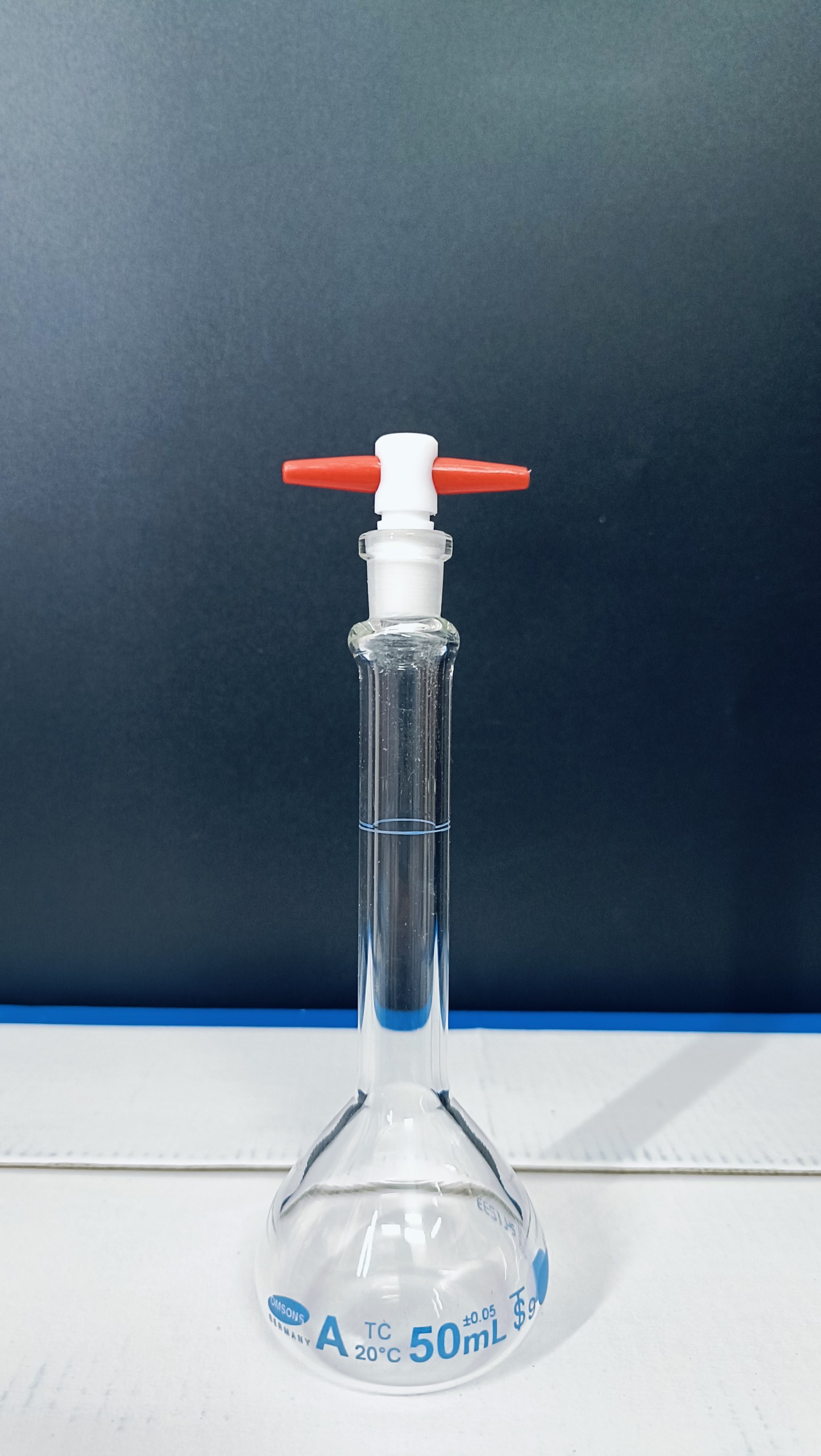 Bình định mức trắng 50ml, khóa nhựa, Class A, Hãng OMSONS GERMANY