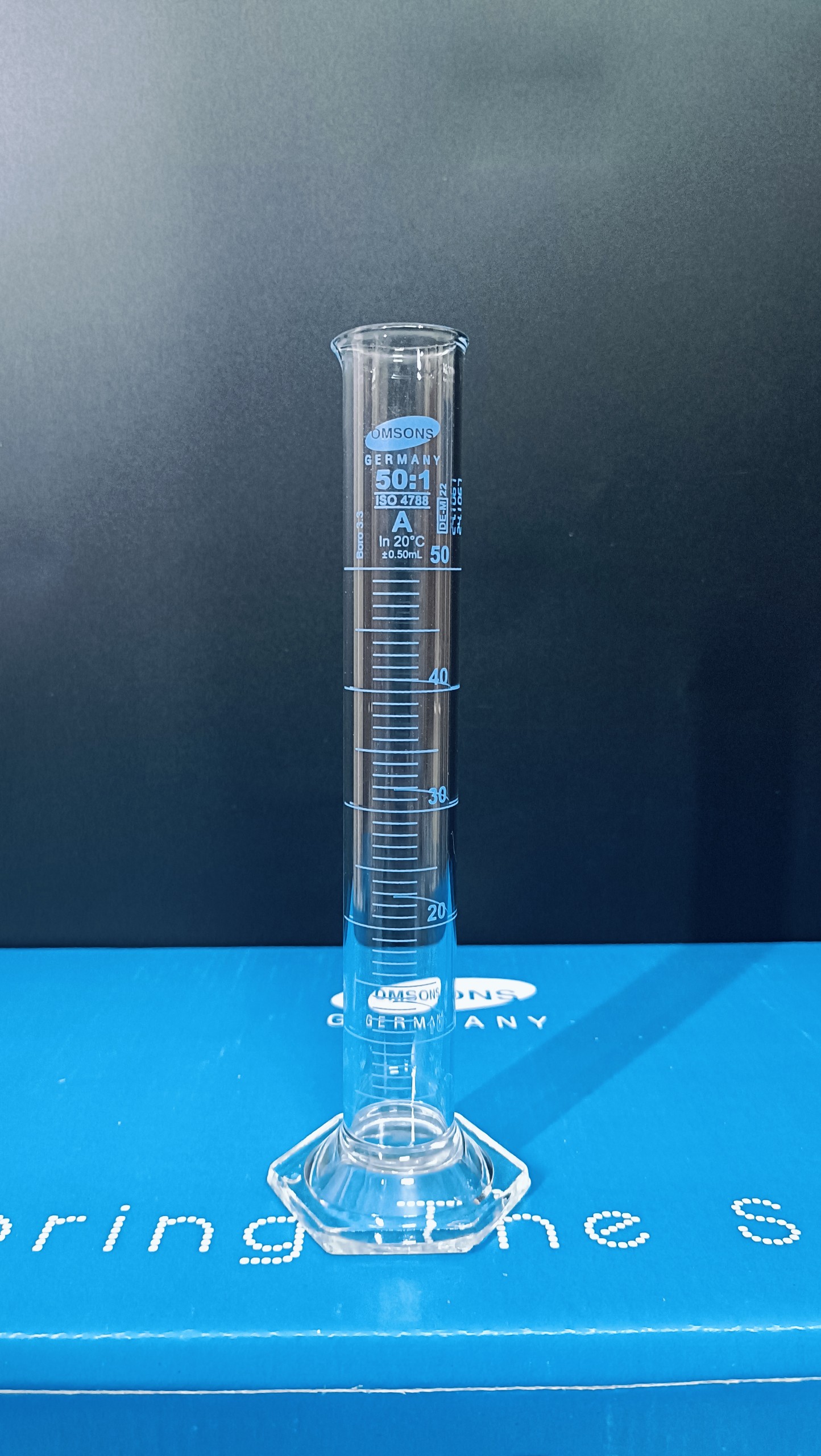 Ống đong thủy tinh 50ml Class A, đế lục giác, Hãng OMSONS GERMANY