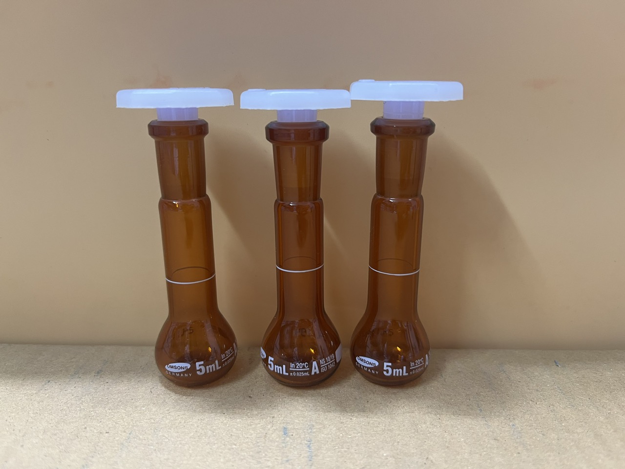 Bình định mức nâu 5ml, Class A, nút nhựa, Hãng OMSONS GERMANY