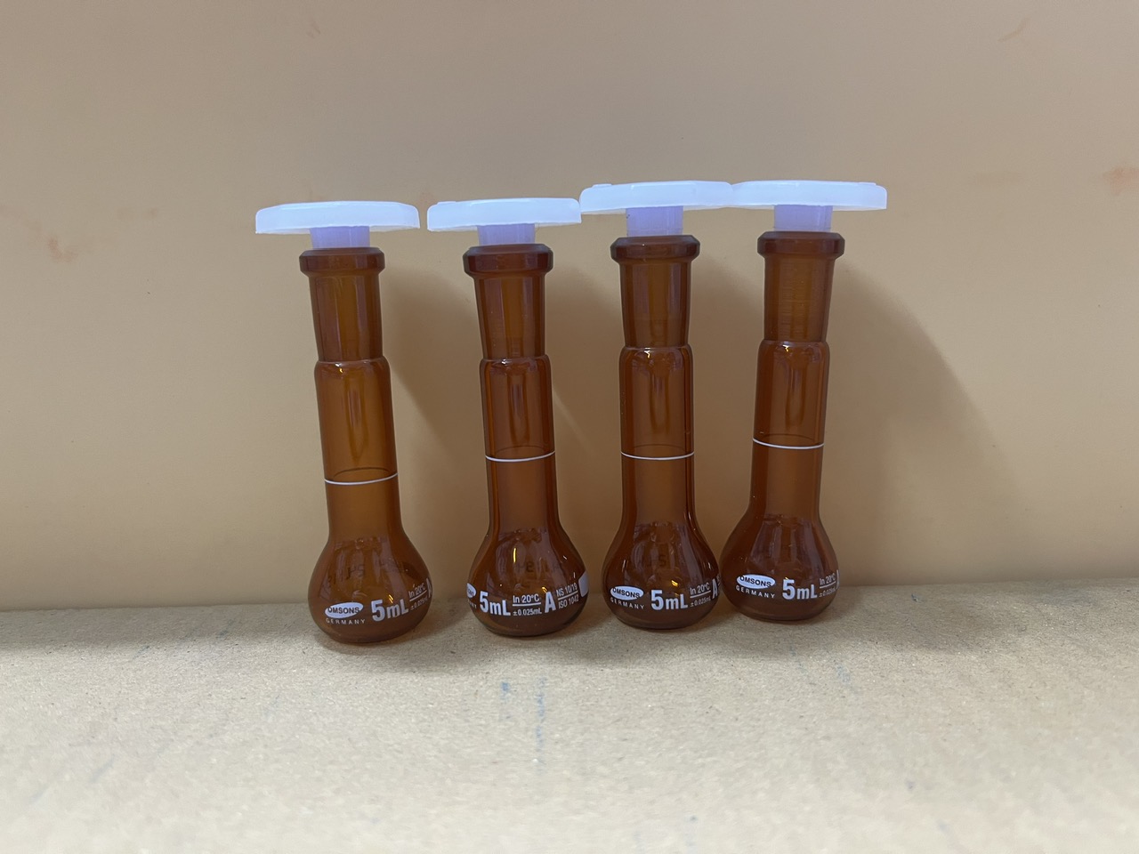Bình định mức nâu 5ml, Class A, nút nhựa, Hãng OMSONS GERMANY