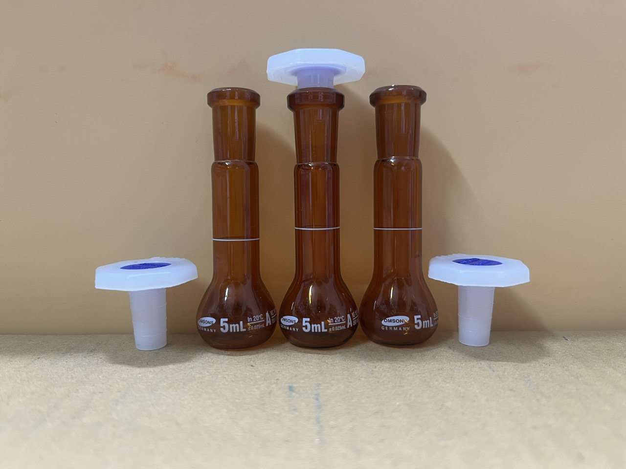 Bình định mức nâu 5ml, Class A, nút nhựa, Hãng OMSONS GERMANY