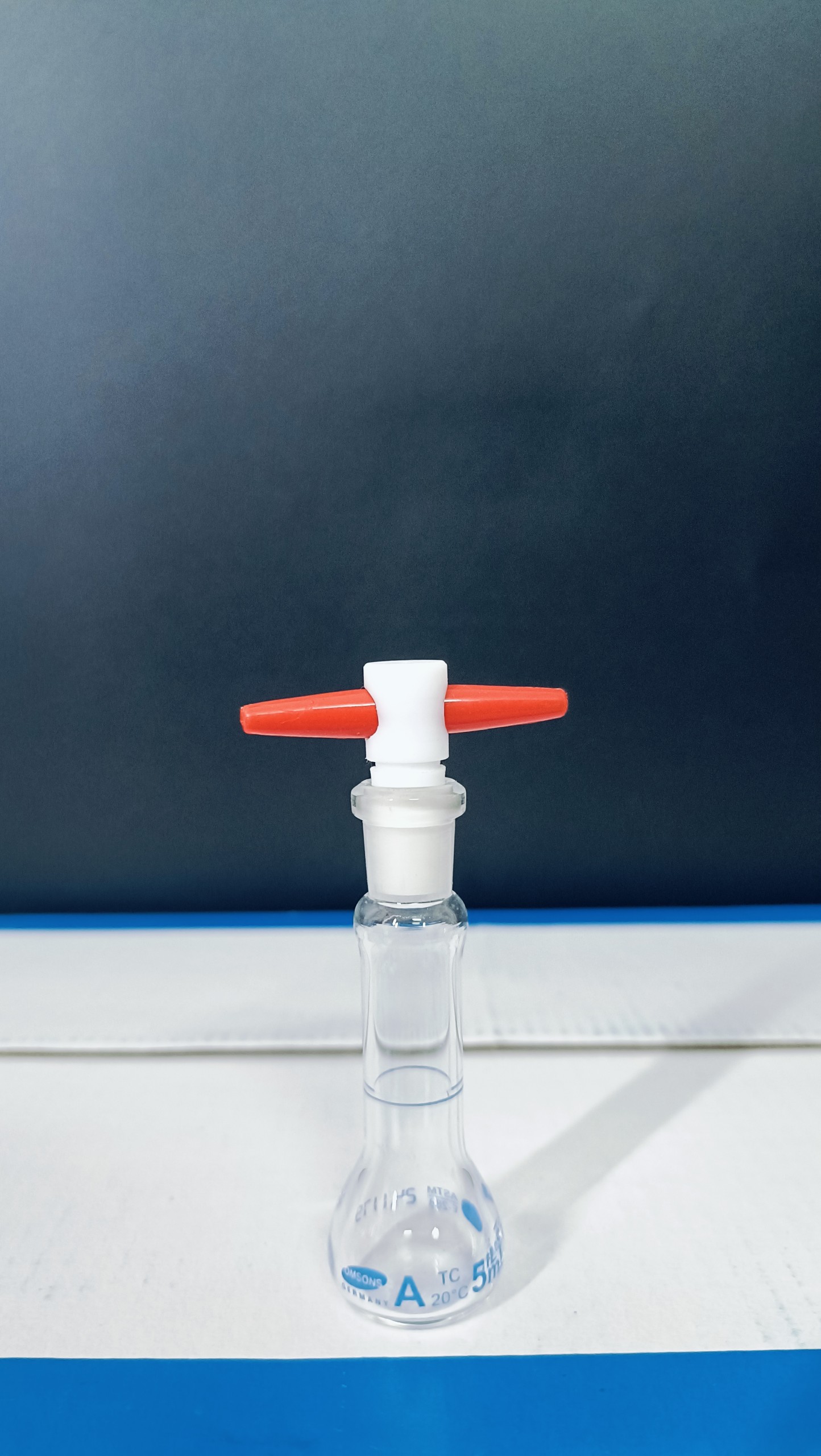 Bình định mức trắng 5ml, khóa nhựa, Class A, Hãng OMSONS GERMANY