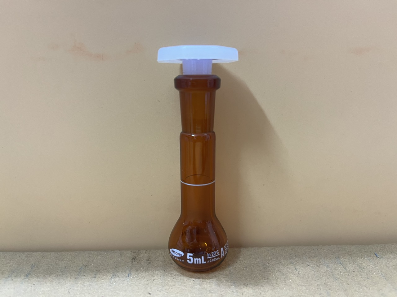 Bình định mức nâu 5ml, Class A, nút nhựa, Hãng OMSONS GERMANY
