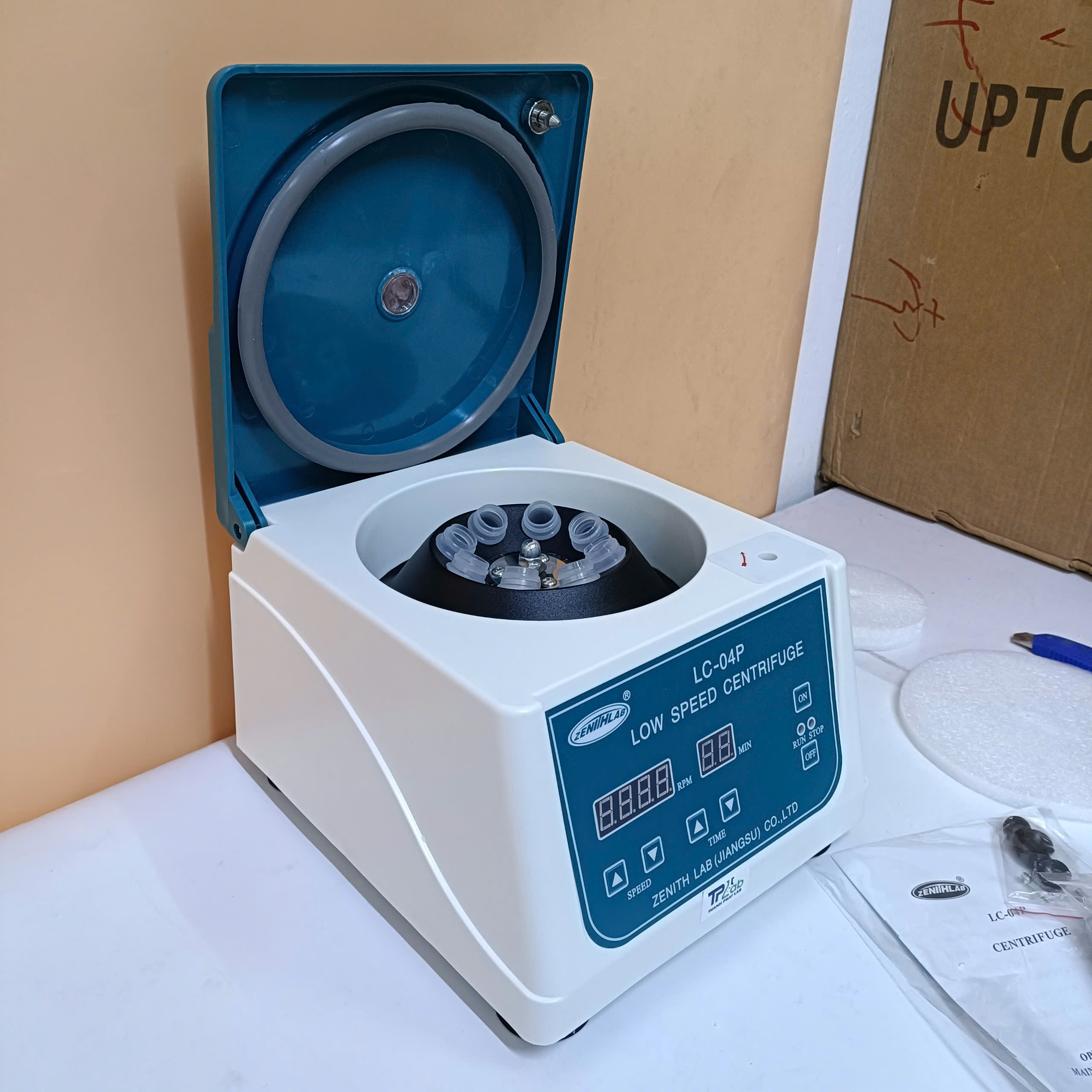 Máy ly tâm thẩm mỹ PRP 8 ống hiện số model: LC-04P hãng ZENITH